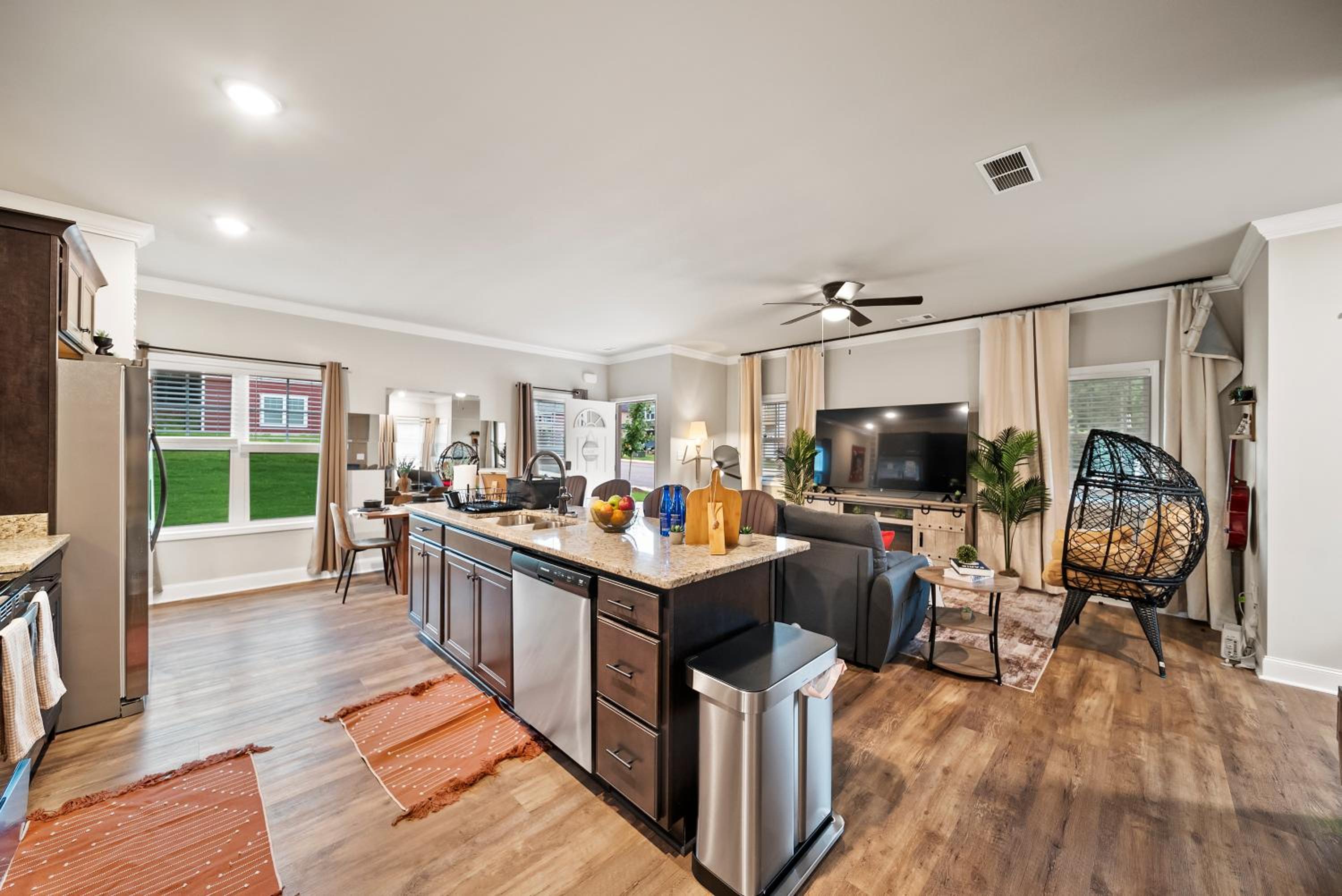 13 mins to Downtown & Stadium - Game Room - Game Day