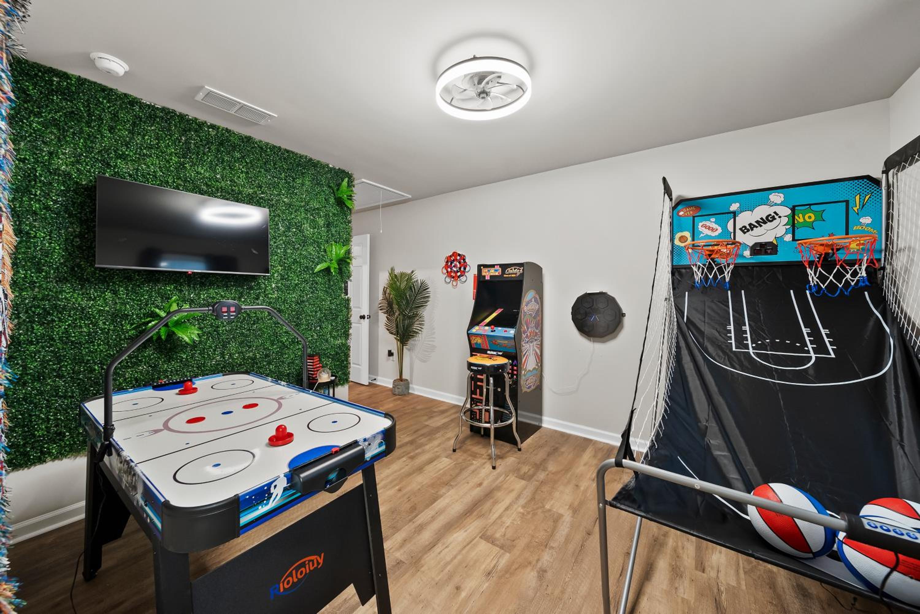 13 mins to Downtown & Stadium - Game Room - Game Day