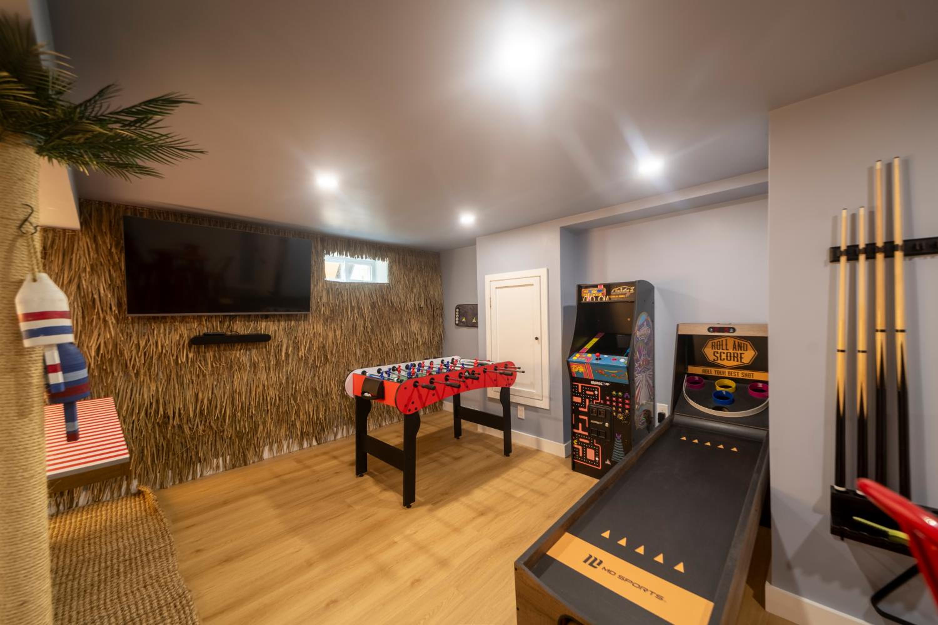Cape Cod heated Pool, Putting Green, Speak Easy, Game room,