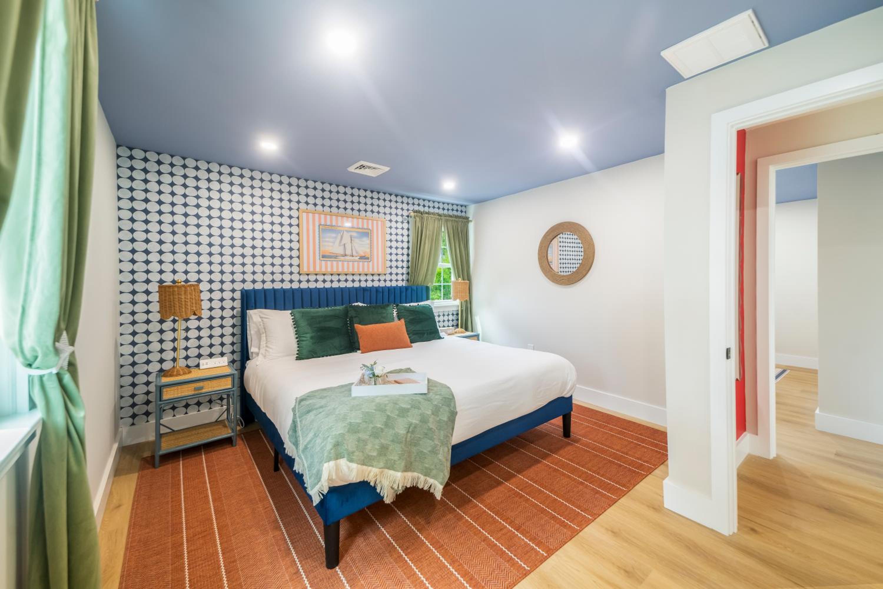 Cape Cod heated Pool, Putting Green, Speak Easy, Game room,