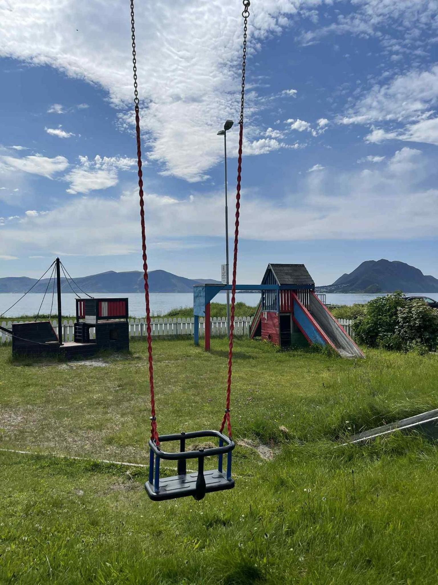 Bright & Spacious Apartment by the Sea, Free Parking, 10min to Airport, 12min to Ålesund