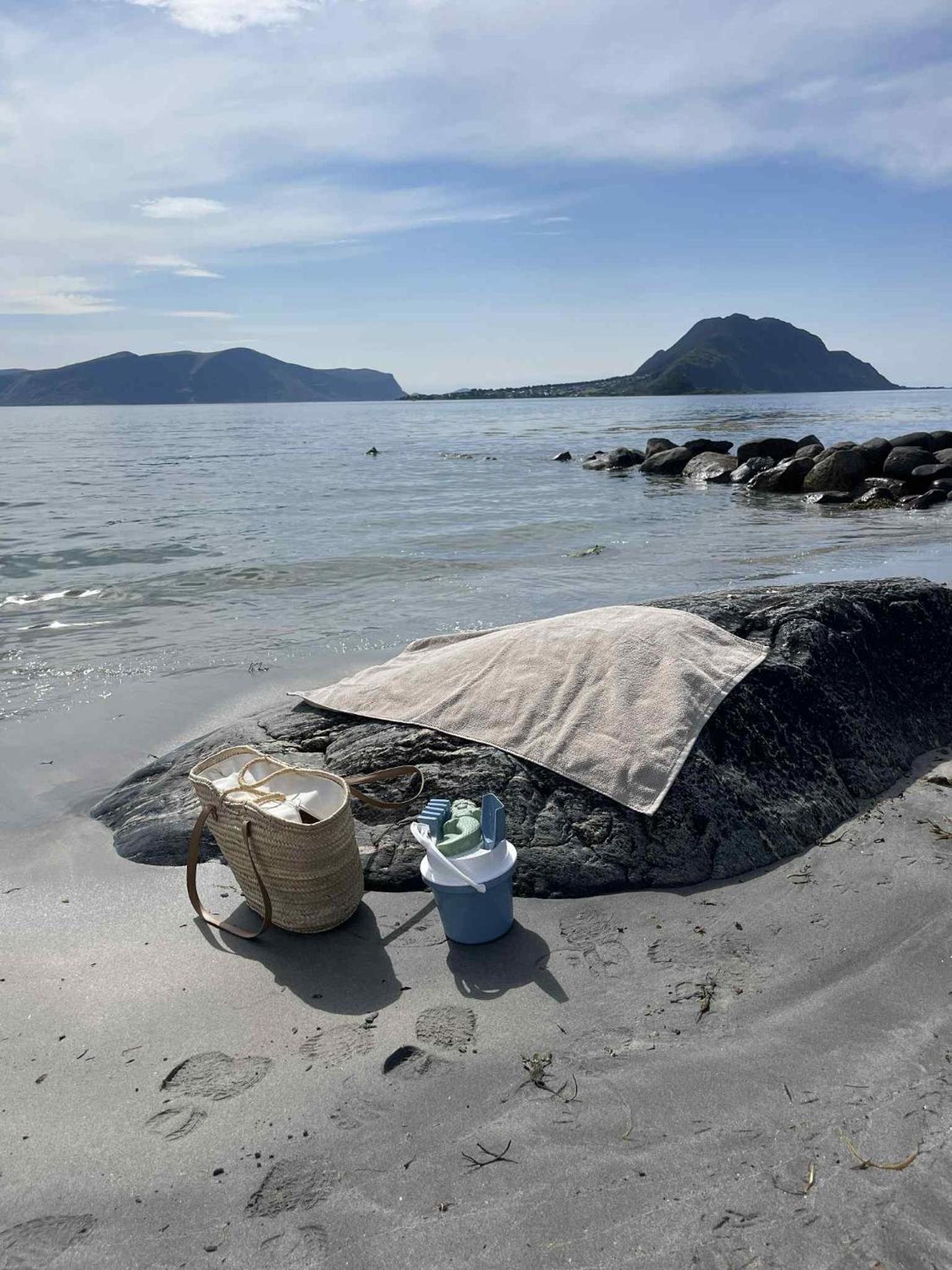 Bright & Spacious Apartment by the Sea, Free Parking, 10min to Airport, 12min to Ålesund