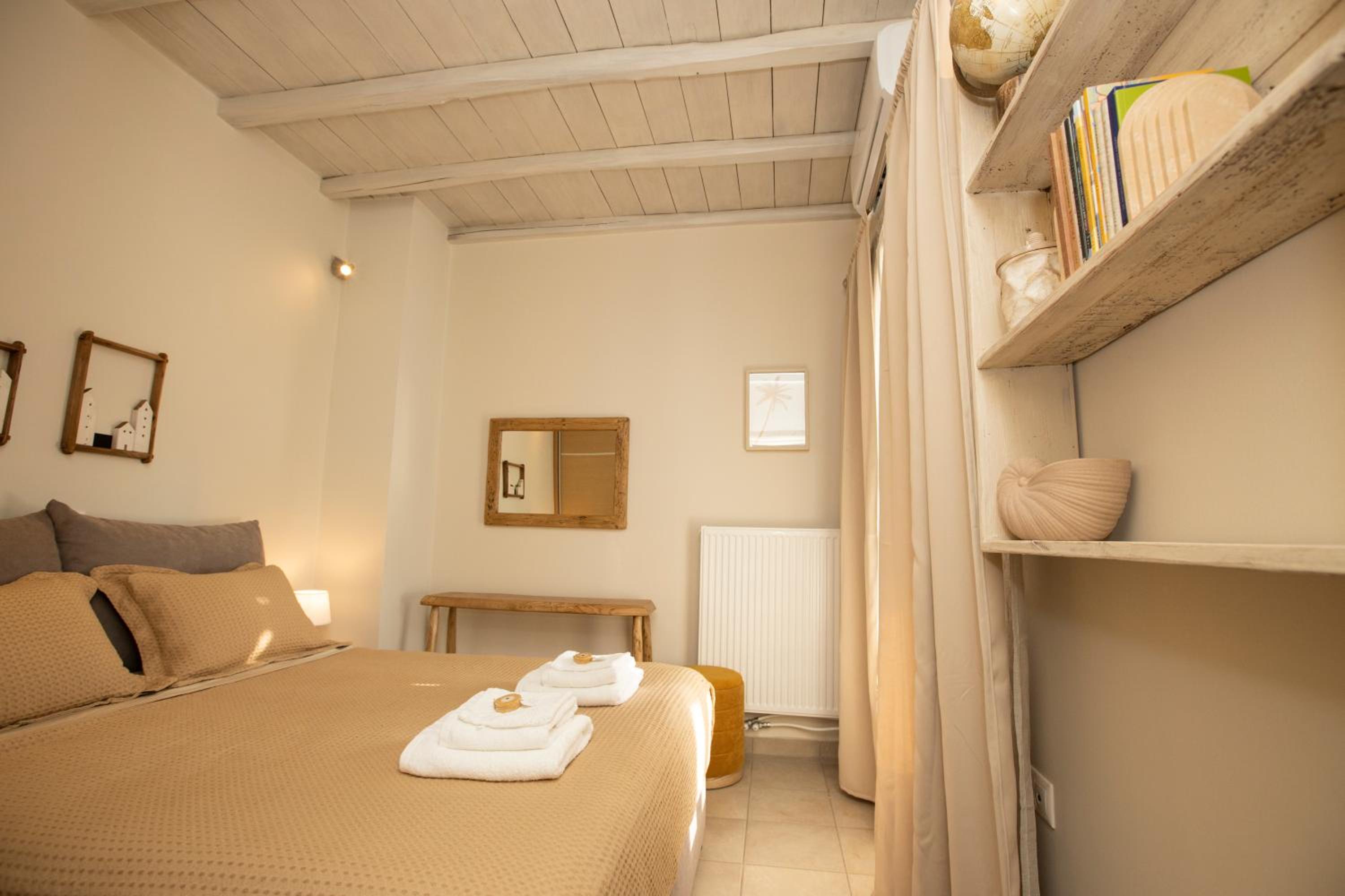 Golden Palm Tree Maisonette