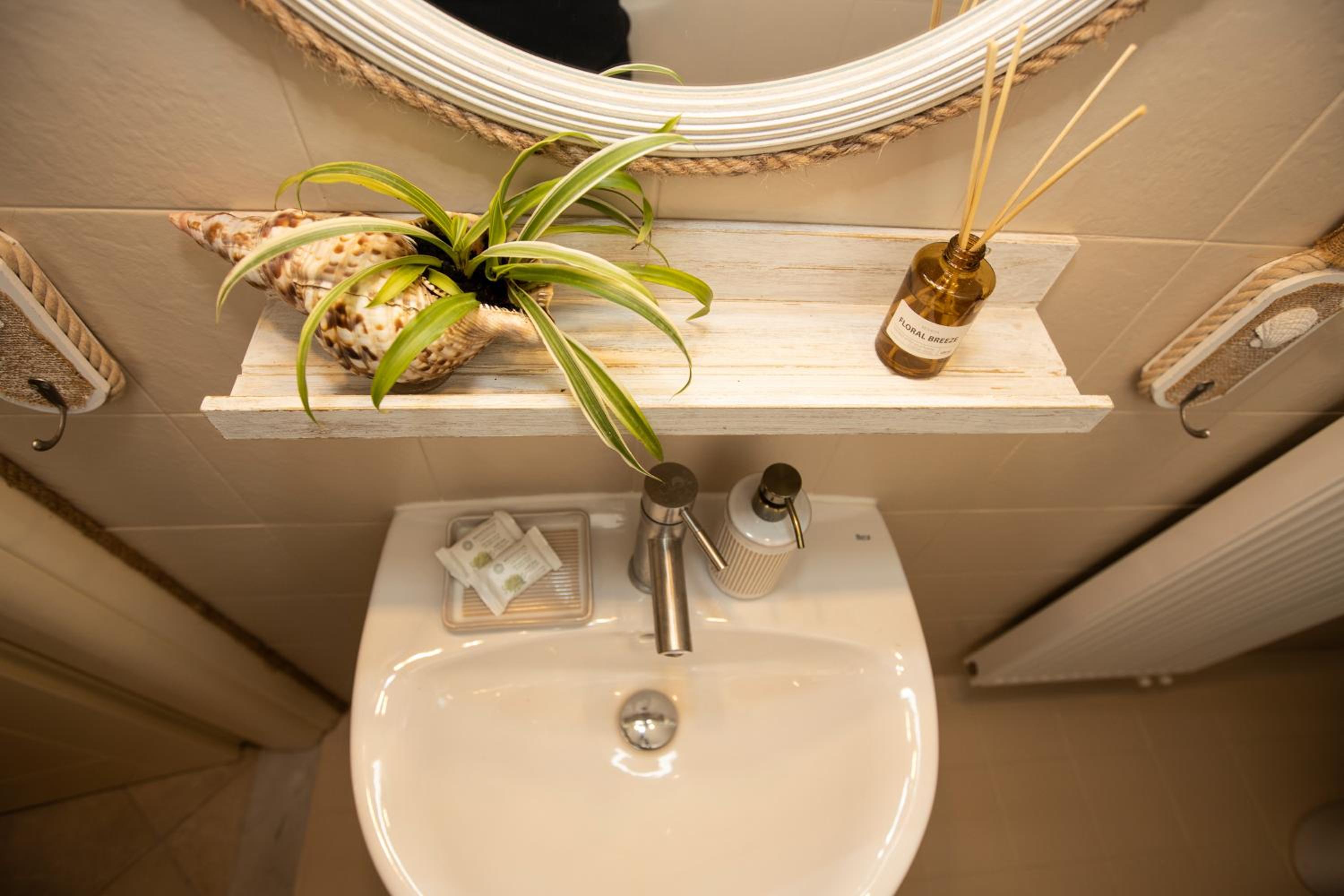 Golden Palm Tree Maisonette