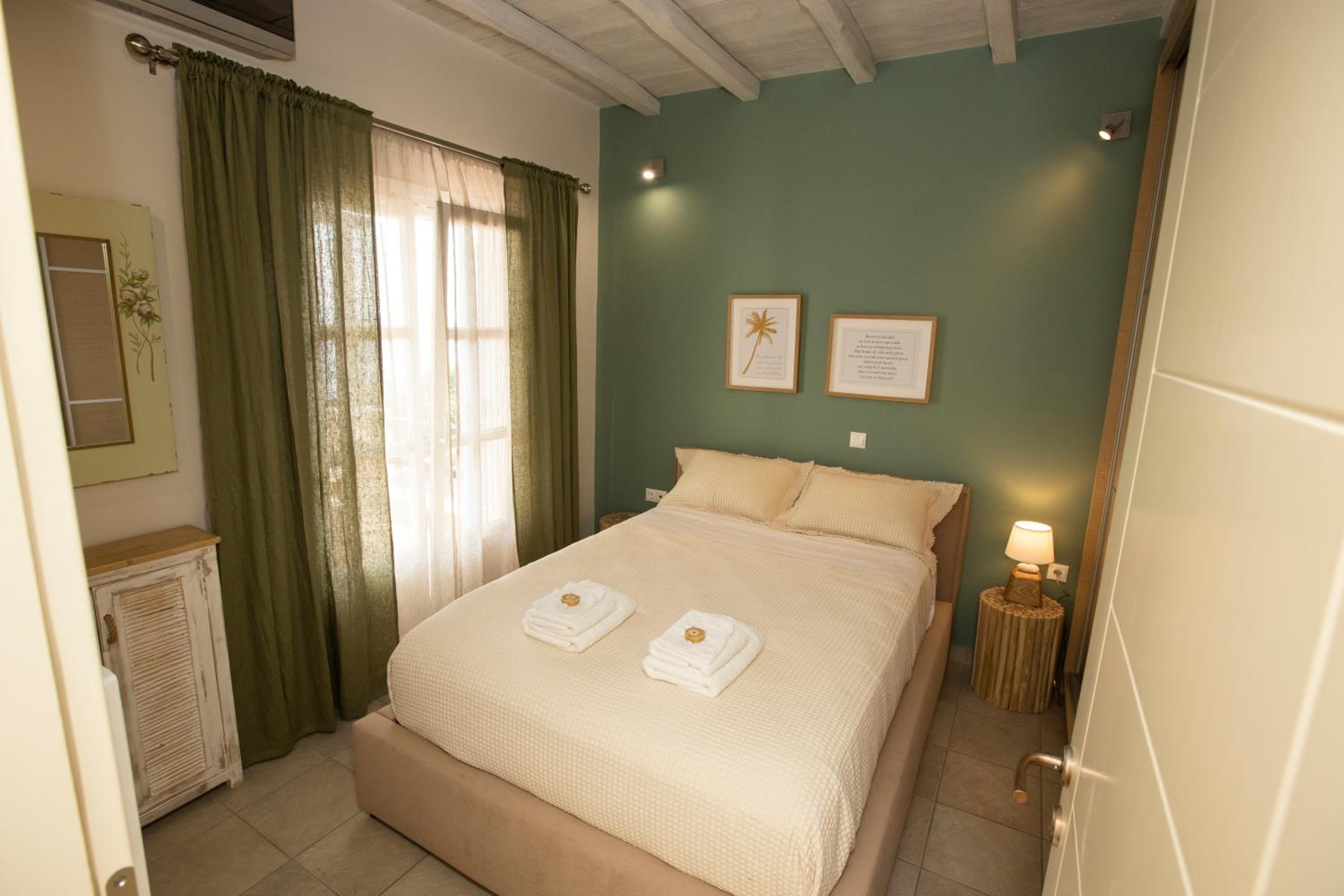 Golden Palm Tree Maisonette