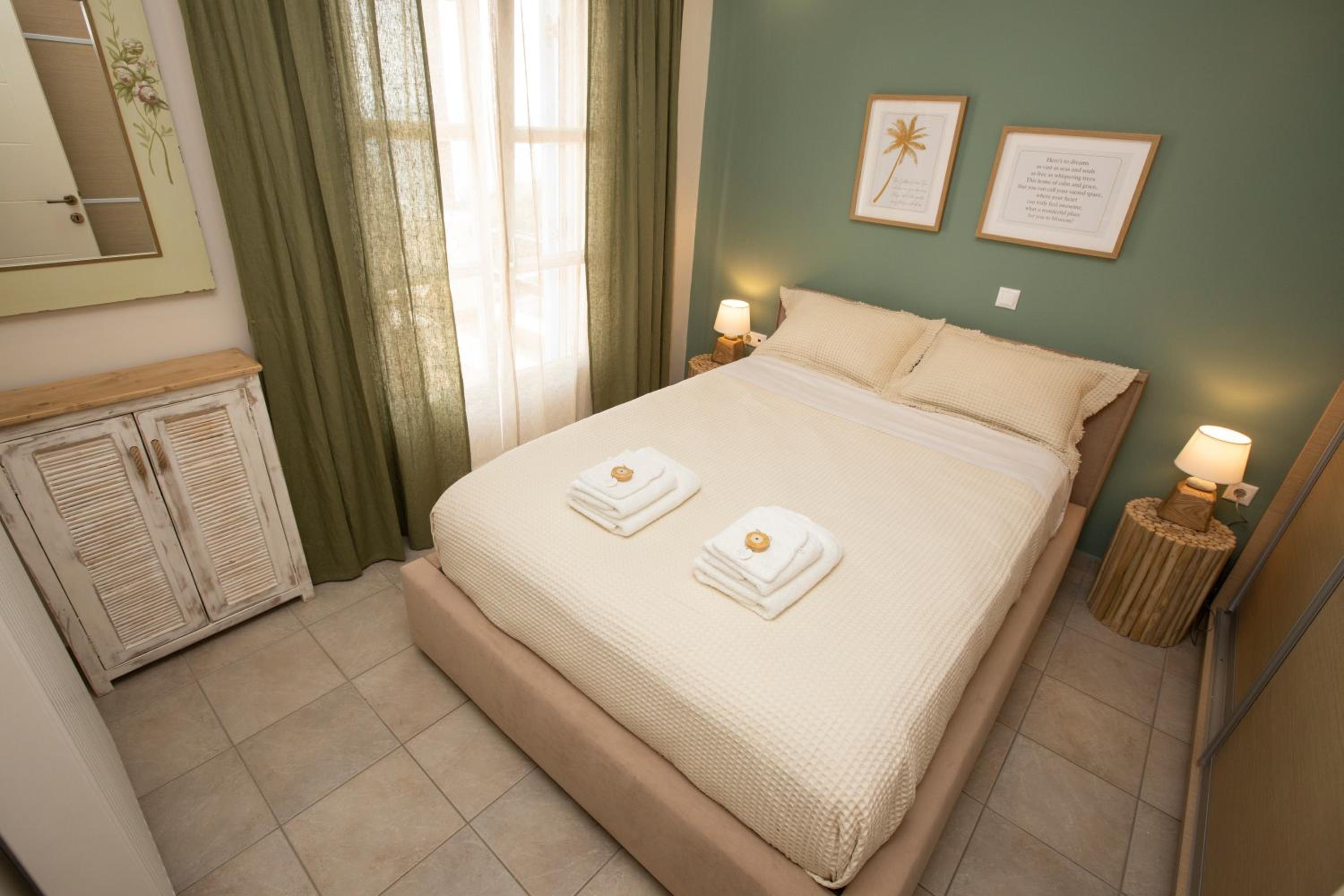 Golden Palm Tree Maisonette