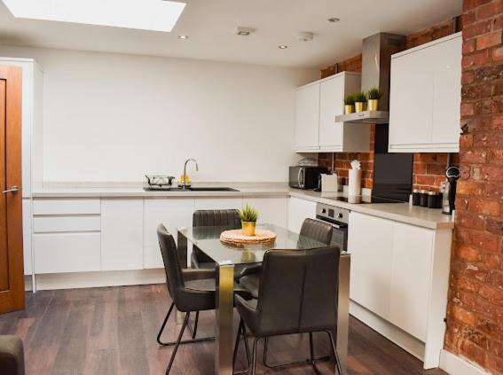 CASTLE STREET - City Centre 2 bedroomed Apt sleeps 8