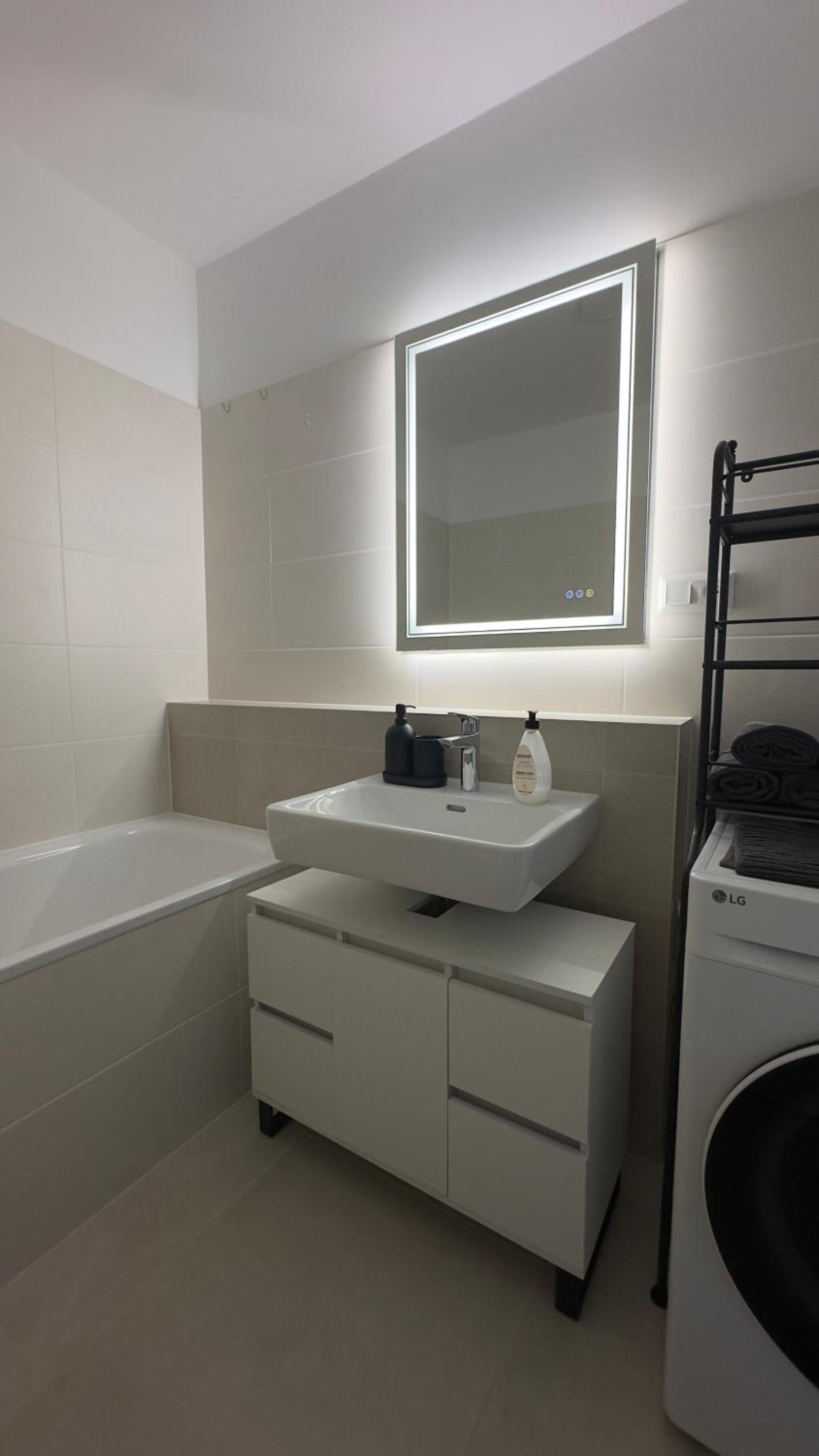Magnolia Terrace Apart - FREE PARKING, Family & Sport Friendly Area