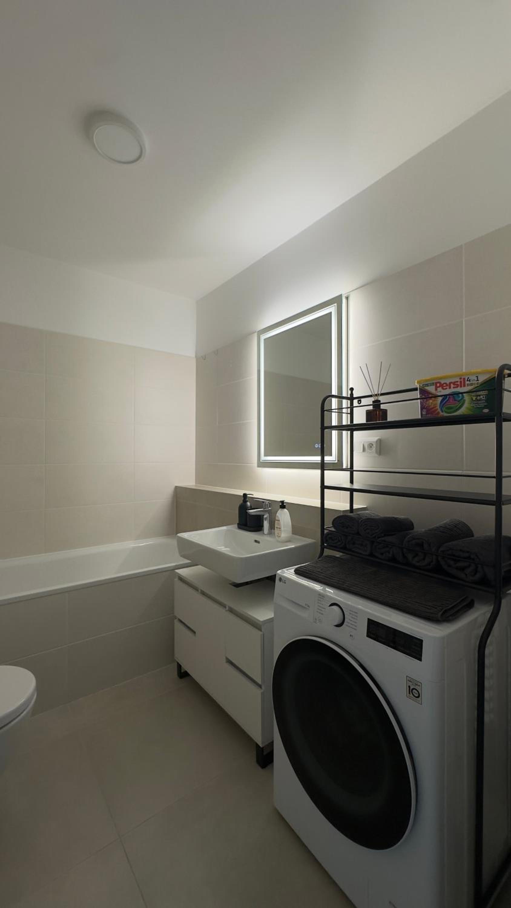 Magnolia Terrace Apart - FREE PARKING, Family & Sport Friendly Area