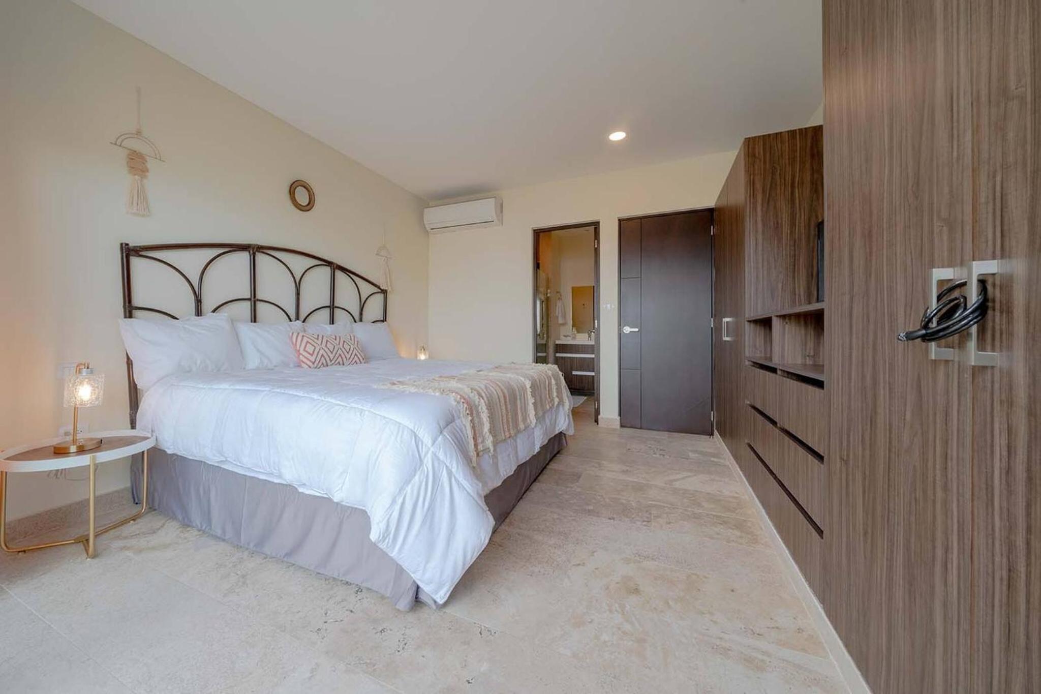 Condo Verde Oasis - Central 2 bedroom with pool, gym, private terrace - At Veranto Condos