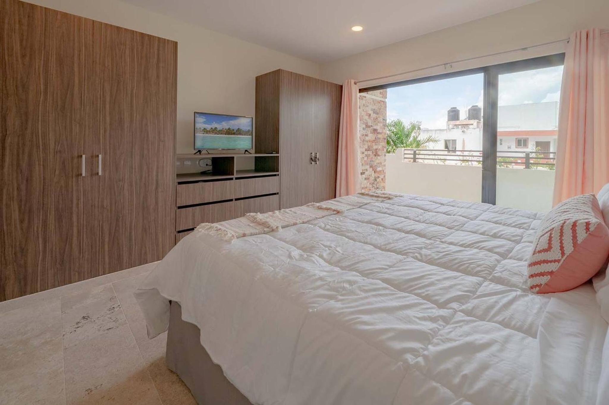 Condo Verde Oasis - Central 2 bedroom with pool, gym, private terrace - At Veranto Condos