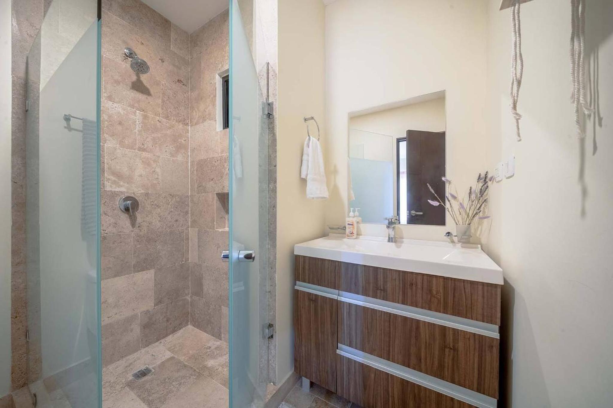 Condo Verde Oasis - Central 2 bedroom with pool, gym, private terrace - At Veranto Condos