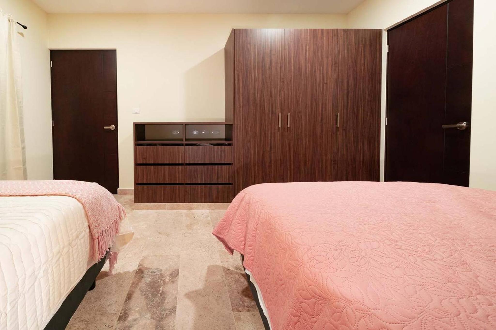 Condo Verde Oasis - Central 2 bedroom with pool, gym, private terrace - At Veranto Condos