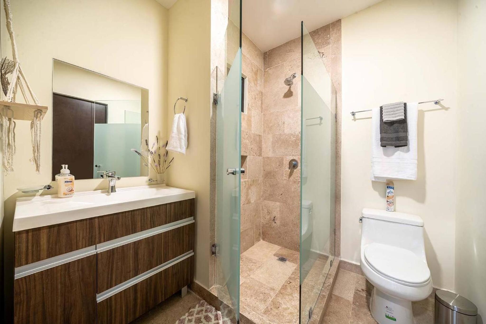 Condo Verde Oasis - Central 2 bedroom with pool, gym, private terrace - At Veranto Condos