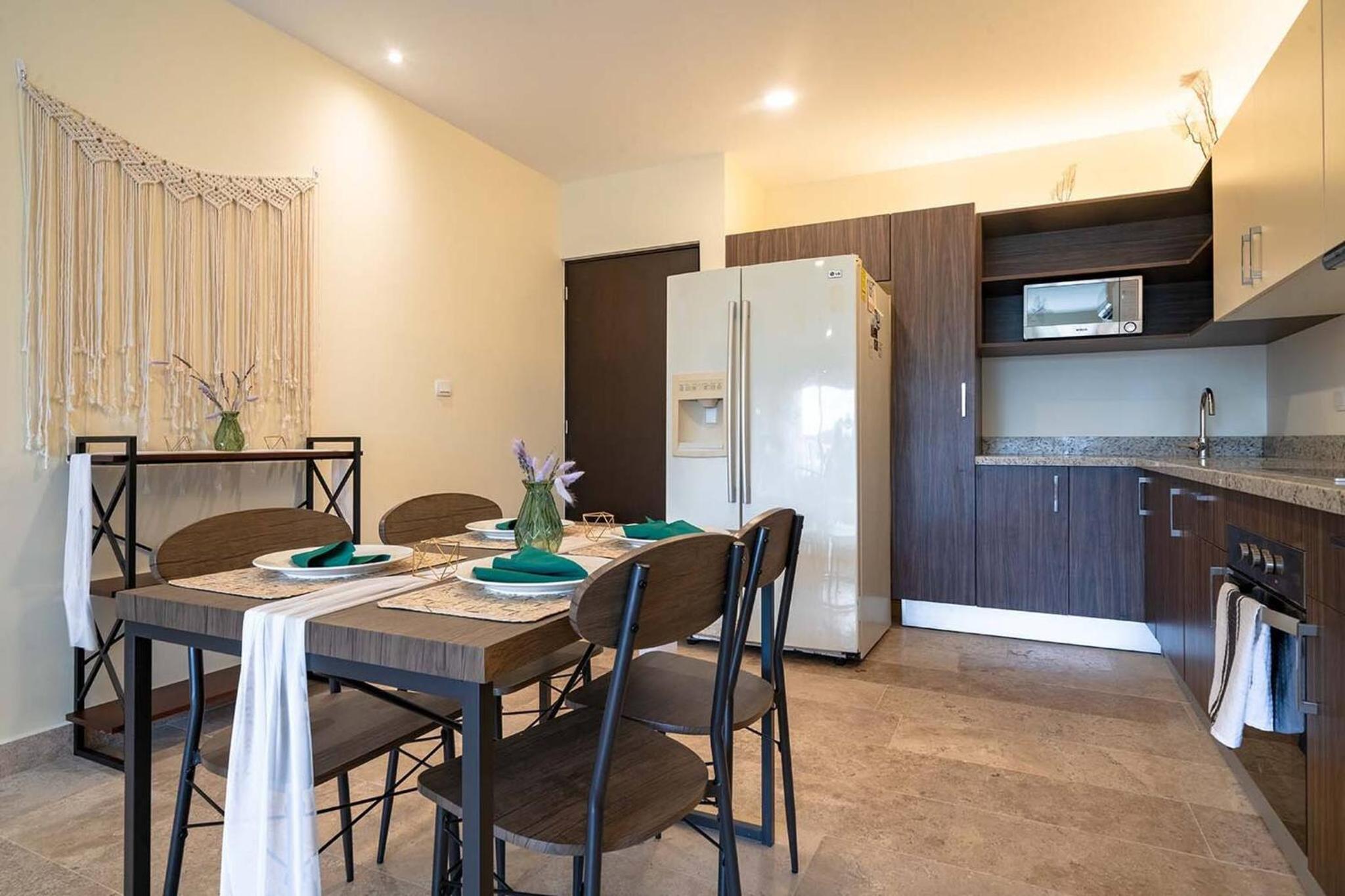 Condo Verde Oasis - Central 2 bedroom with pool, gym, private terrace - At Veranto Condos
