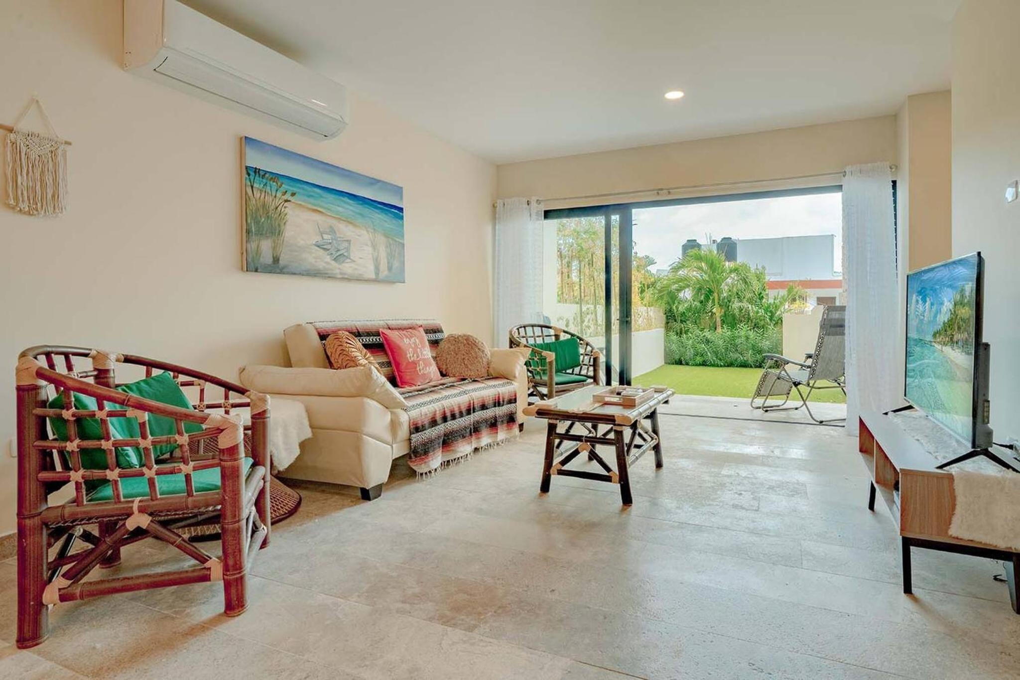 Condo Verde Oasis - Central 2 bedroom with pool, gym, private terrace - At Veranto Condos
