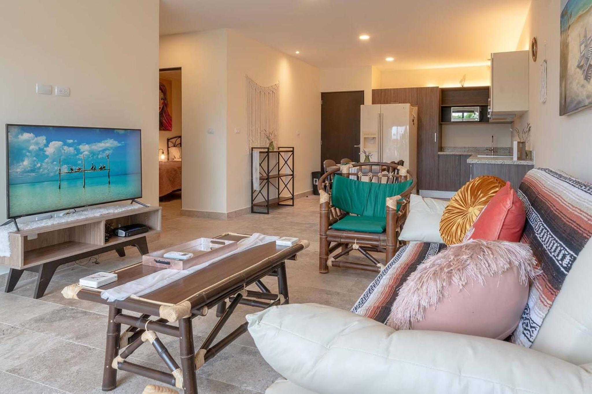 Condo Verde Oasis - Central 2 bedroom with pool, gym, private terrace - At Veranto Condos