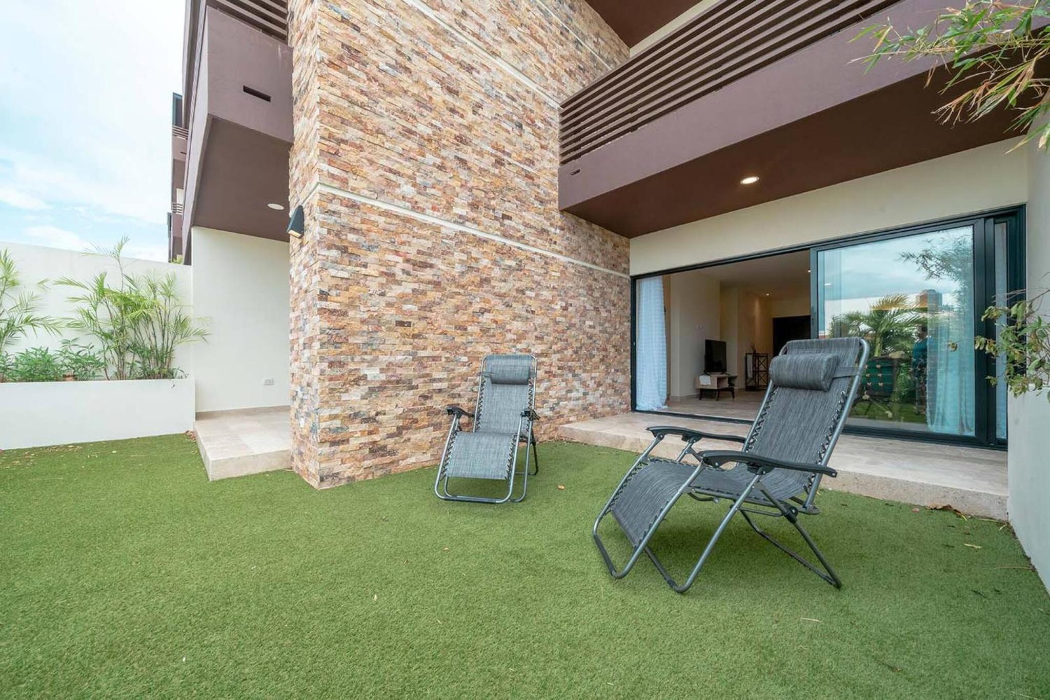 Condo Verde Oasis - Central 2 bedroom with pool, gym, private terrace - At Veranto Condos