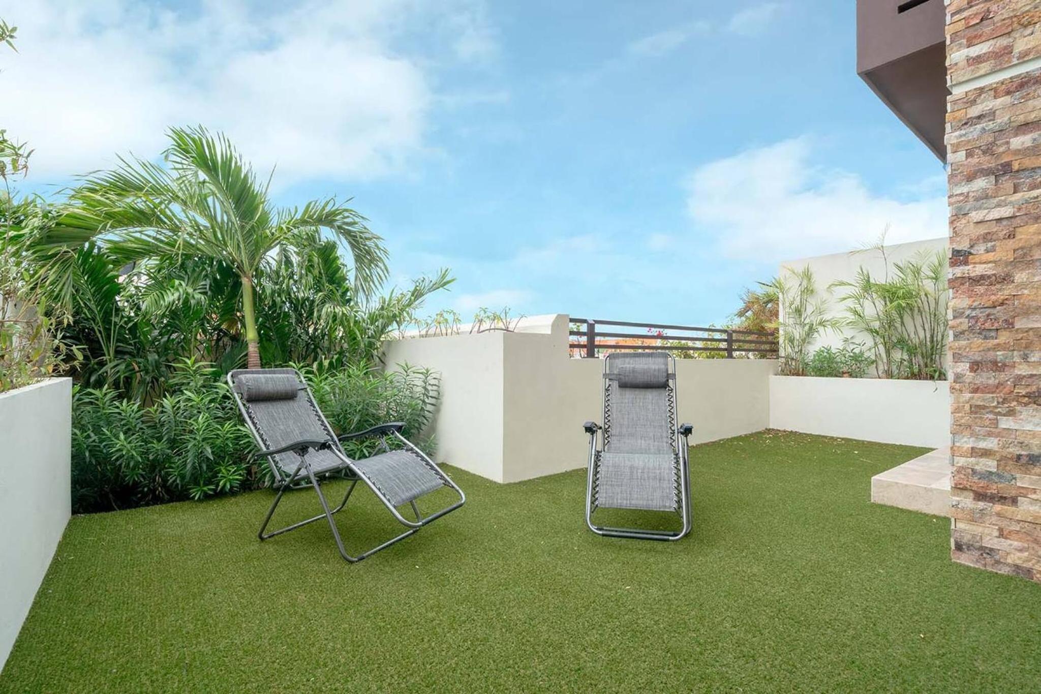 Condo Verde Oasis - Central 2 bedroom with pool, gym, private terrace - At Veranto Condos