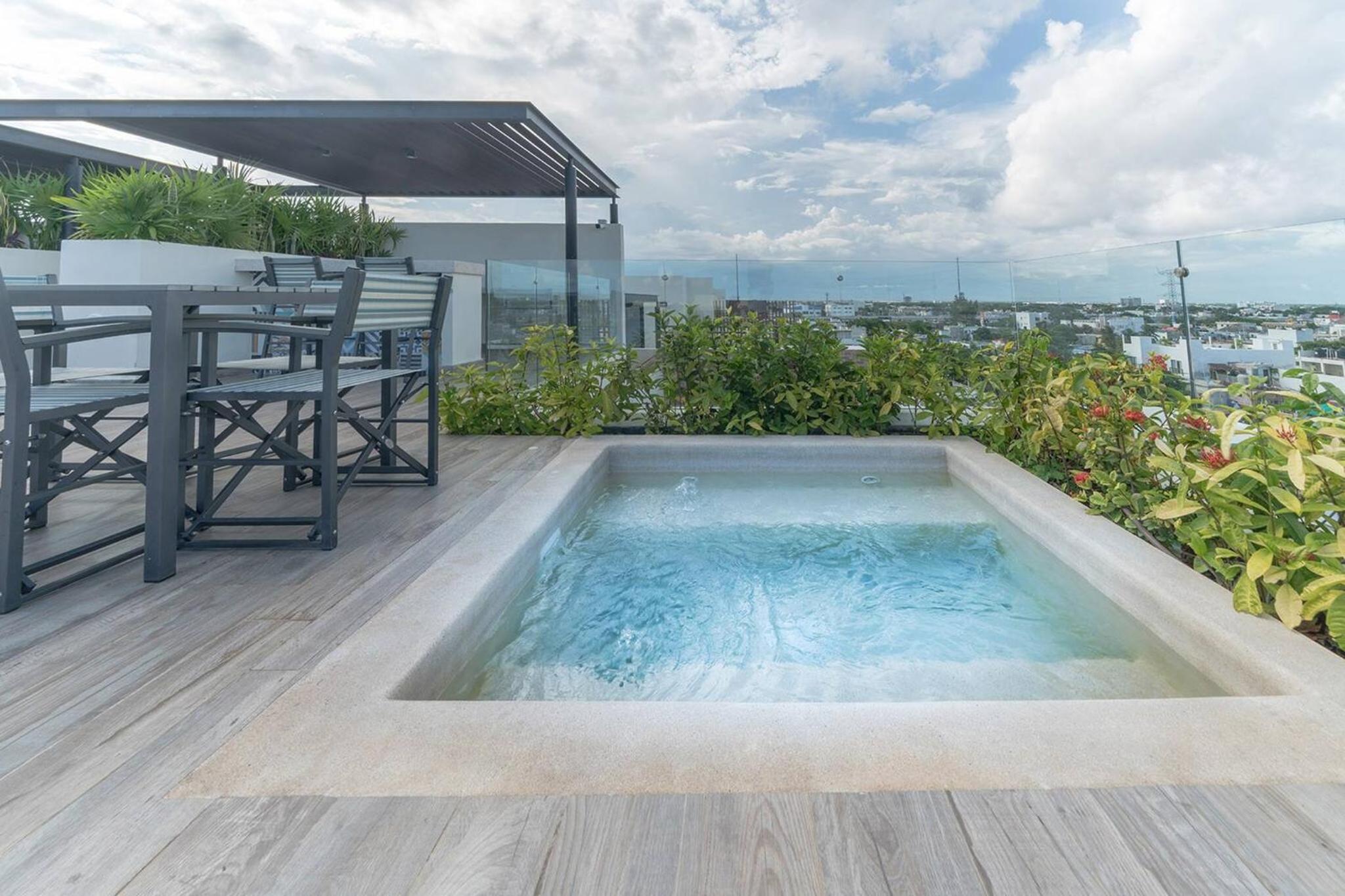Condo Verde Oasis - Central 2 bedroom with pool, gym, private terrace - At Veranto Condos