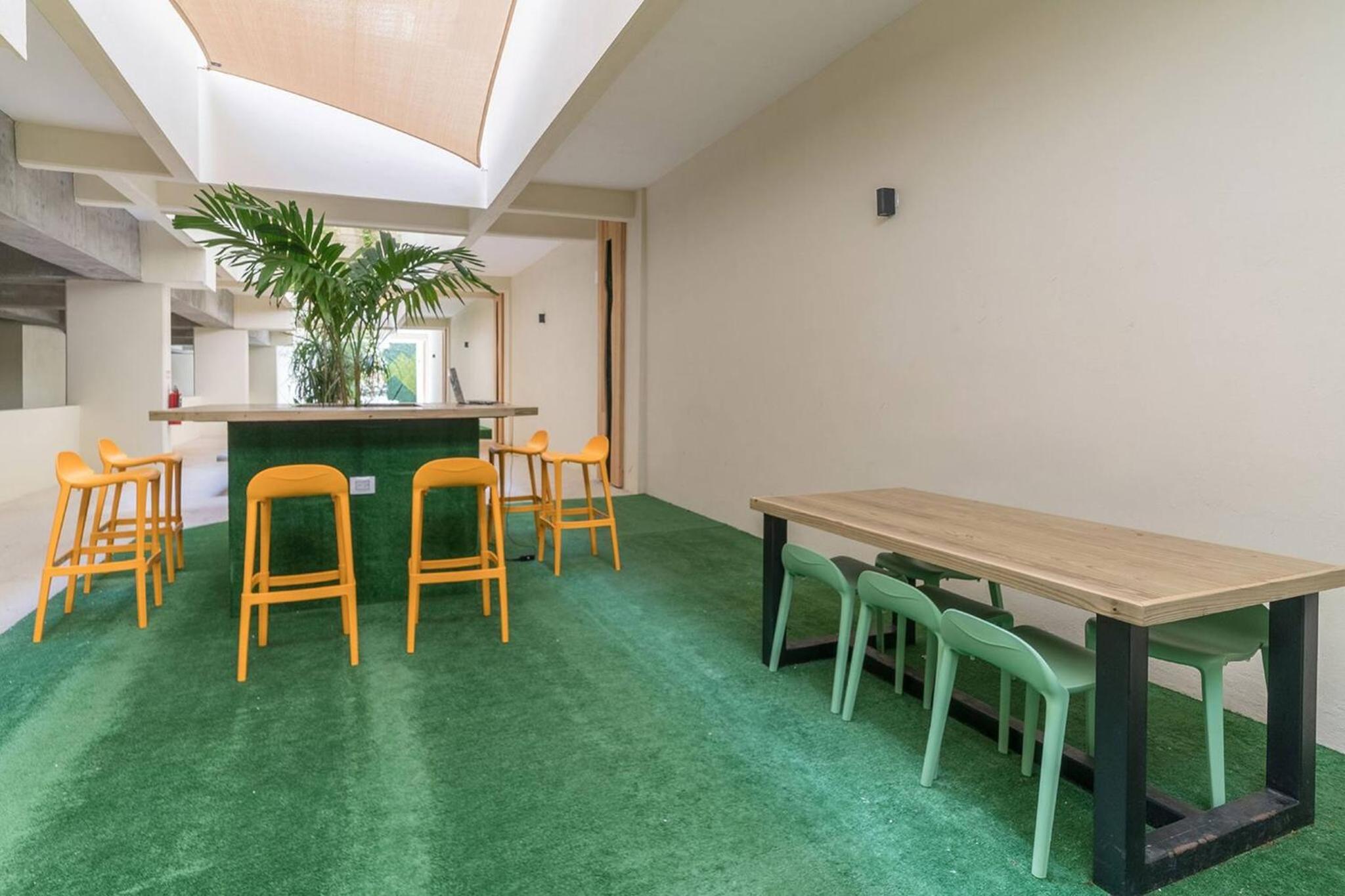 Condo Verde Oasis - Central 2 bedroom with pool, gym, private terrace - At Veranto Condos
