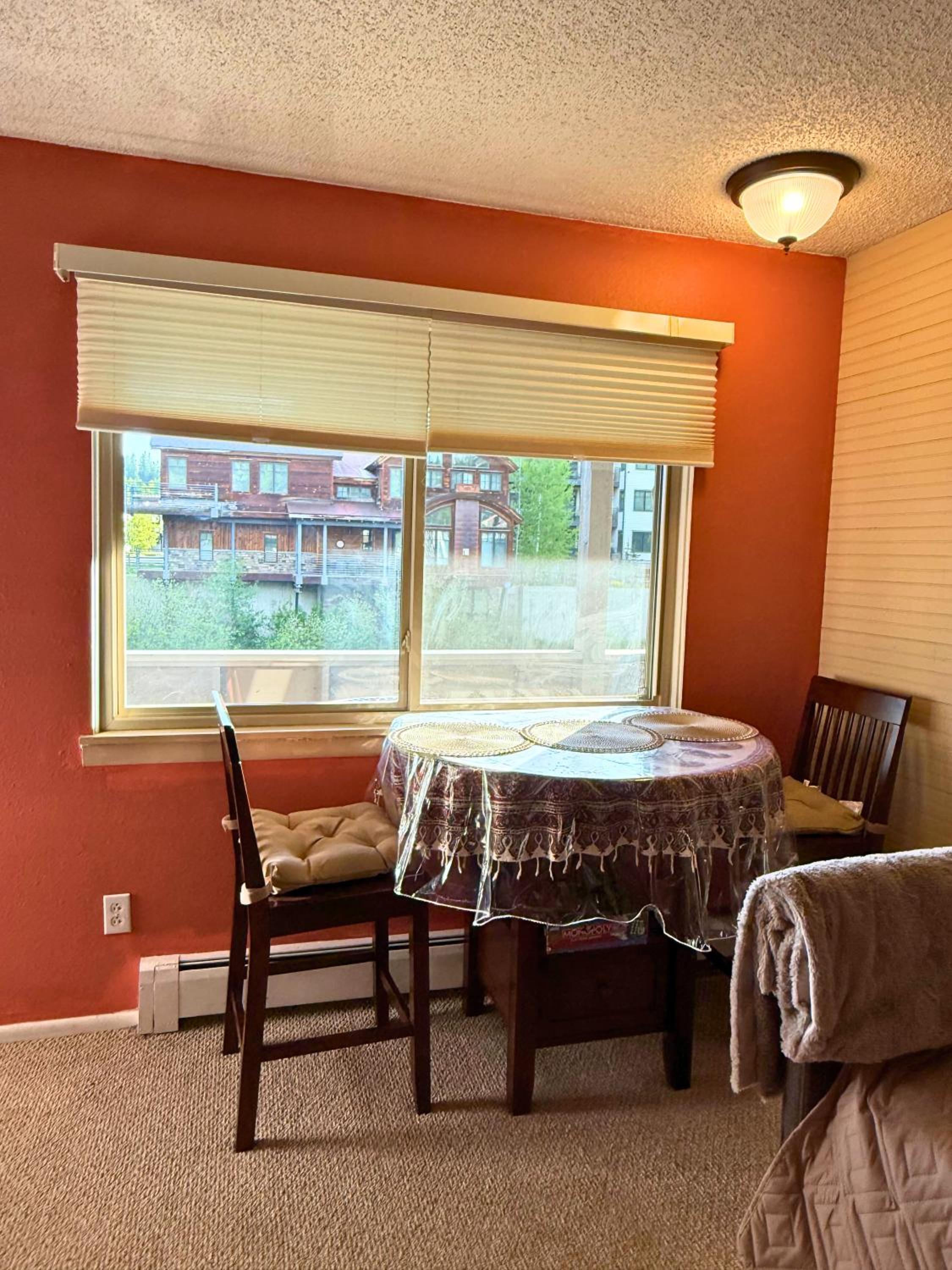 Riverfront Retreat Just 7 Minutes from the Resort, with a Hot Tub and Pool walk to downtown