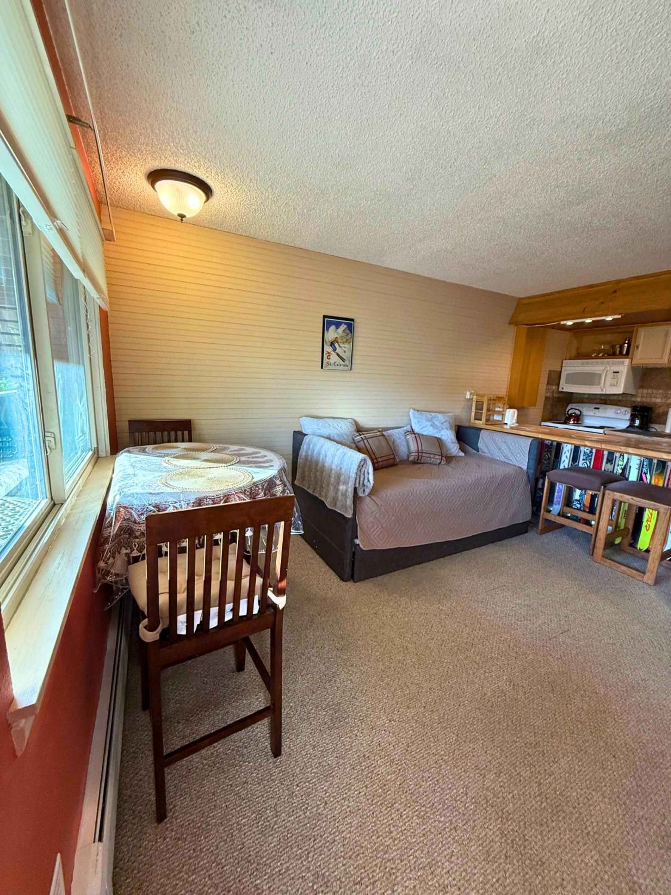 Riverfront Retreat Just 7 Minutes from the Resort, with a Hot Tub and Pool walk to downtown