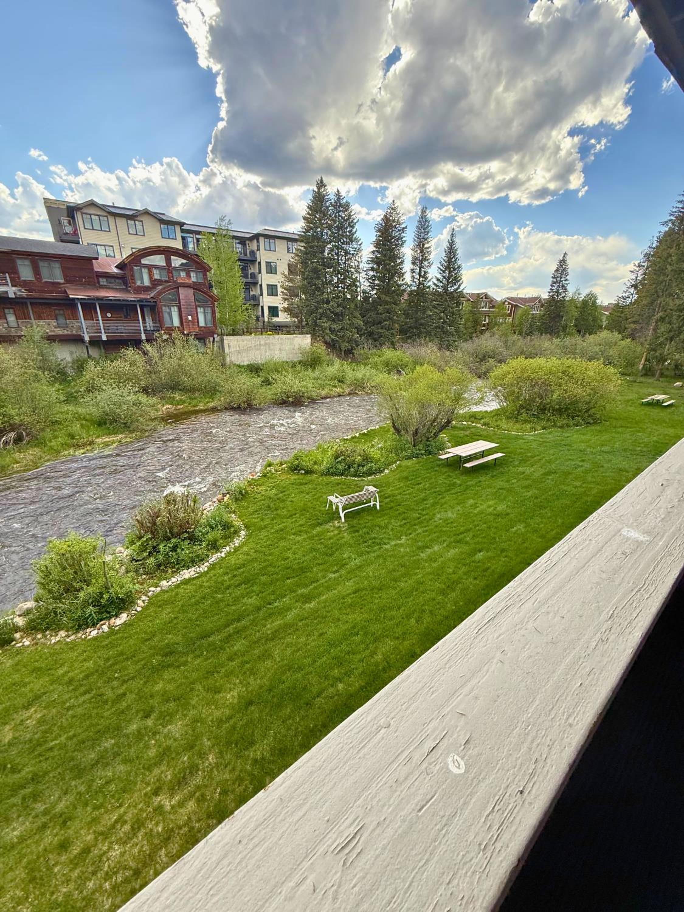 Riverfront Retreat Just 7 Minutes from the Resort, with a Hot Tub and Pool walk to downtown