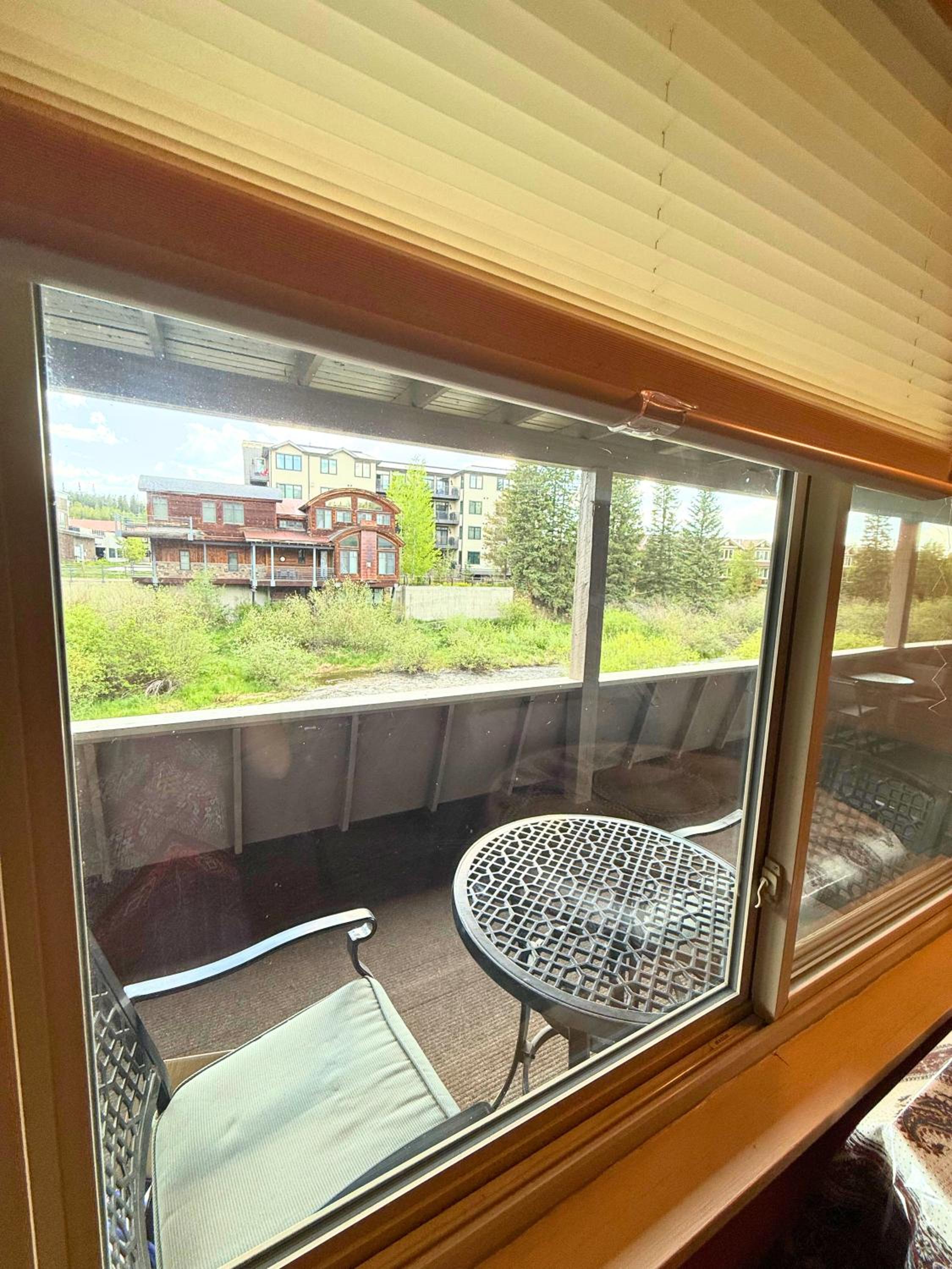 Riverfront Retreat Just 7 Minutes from the Resort, with a Hot Tub and Pool walk to downtown