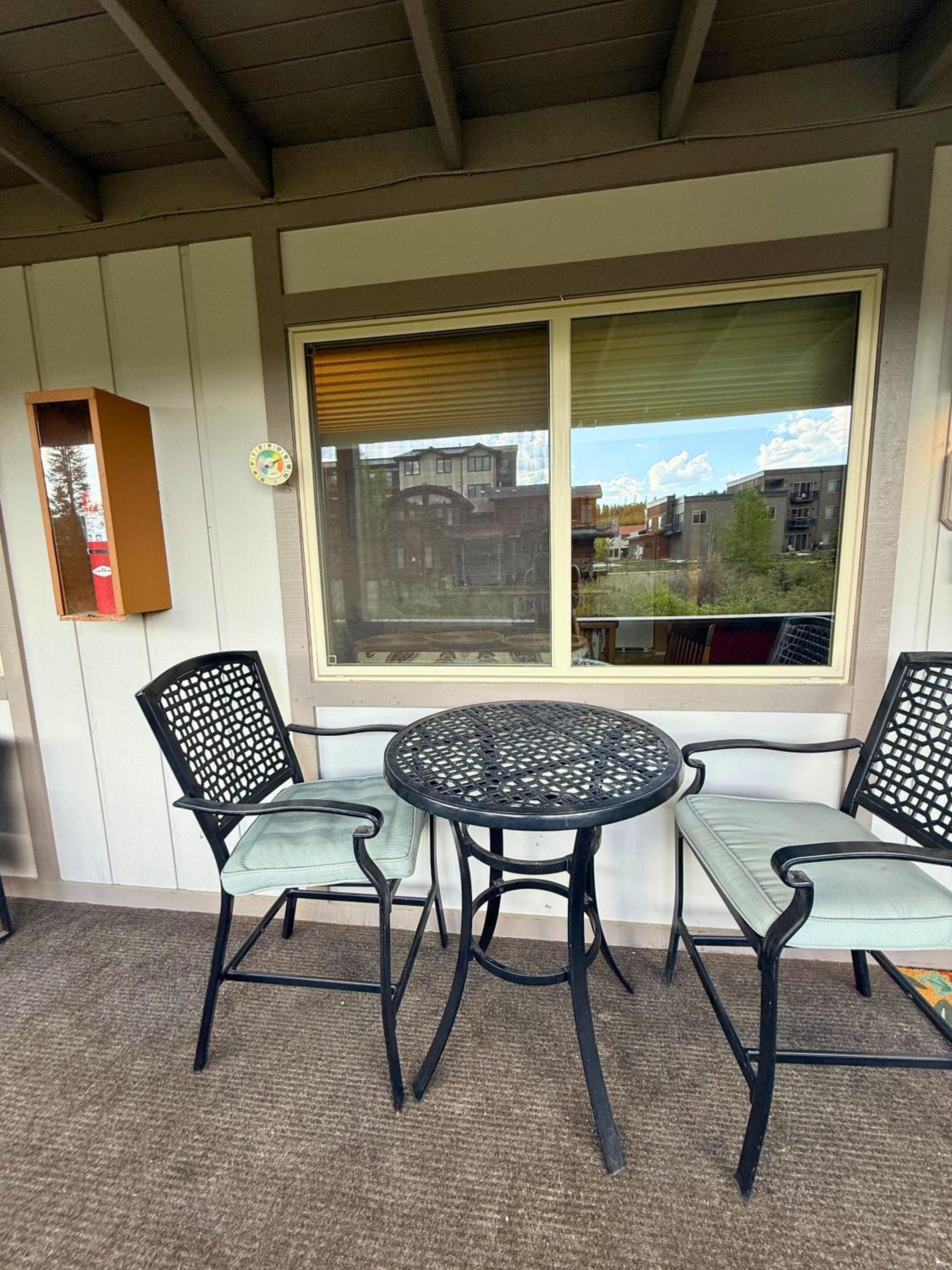 Riverfront Retreat Just 7 Minutes from the Resort, with a Hot Tub and Pool walk to downtown