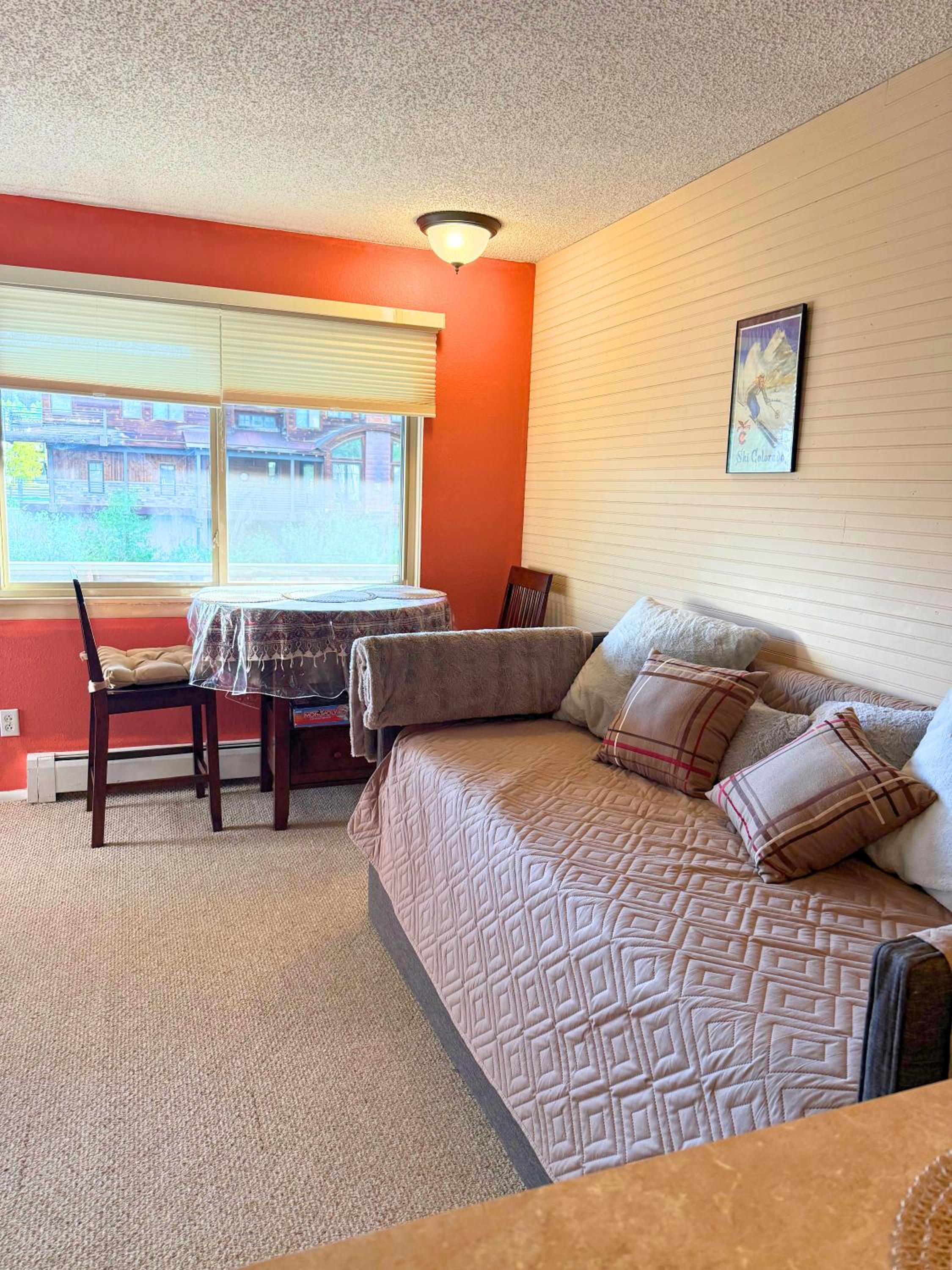 Riverfront Retreat Just 7 Minutes from the Resort, with a Hot Tub and Pool walk to downtown