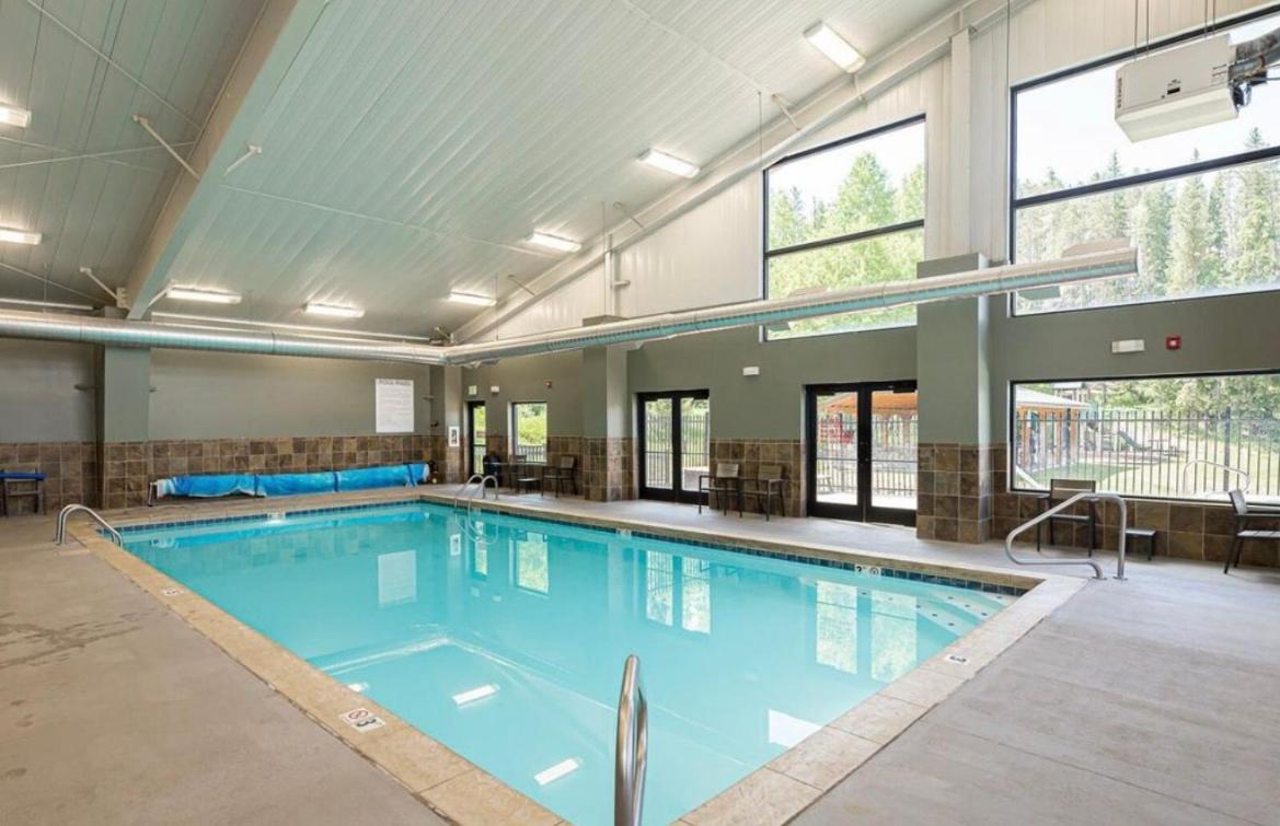 Riverfront Retreat Just 7 Minutes from the Resort, with a Hot Tub and Pool walk to downtown
