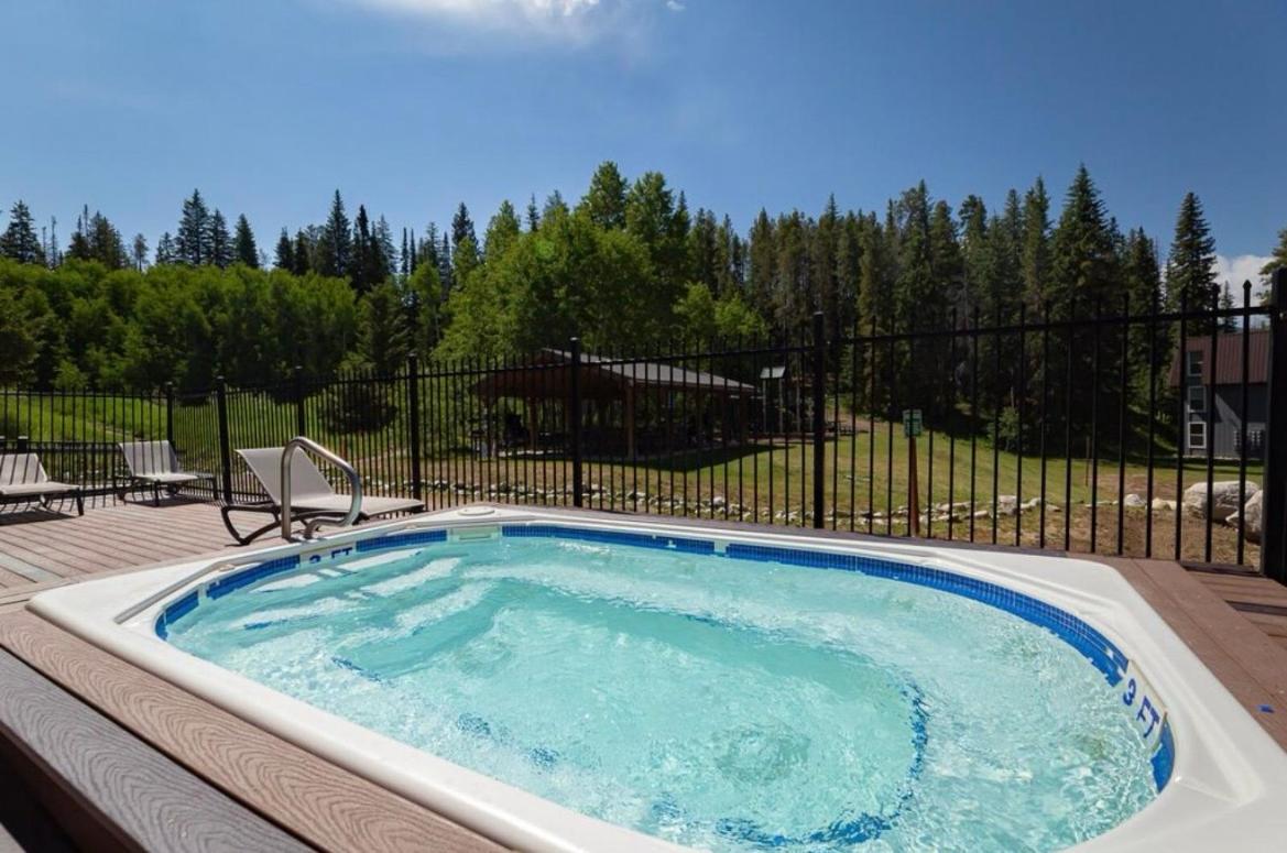 Riverfront Retreat Just 7 Minutes from the Resort, with a Hot Tub and Pool walk to downtown