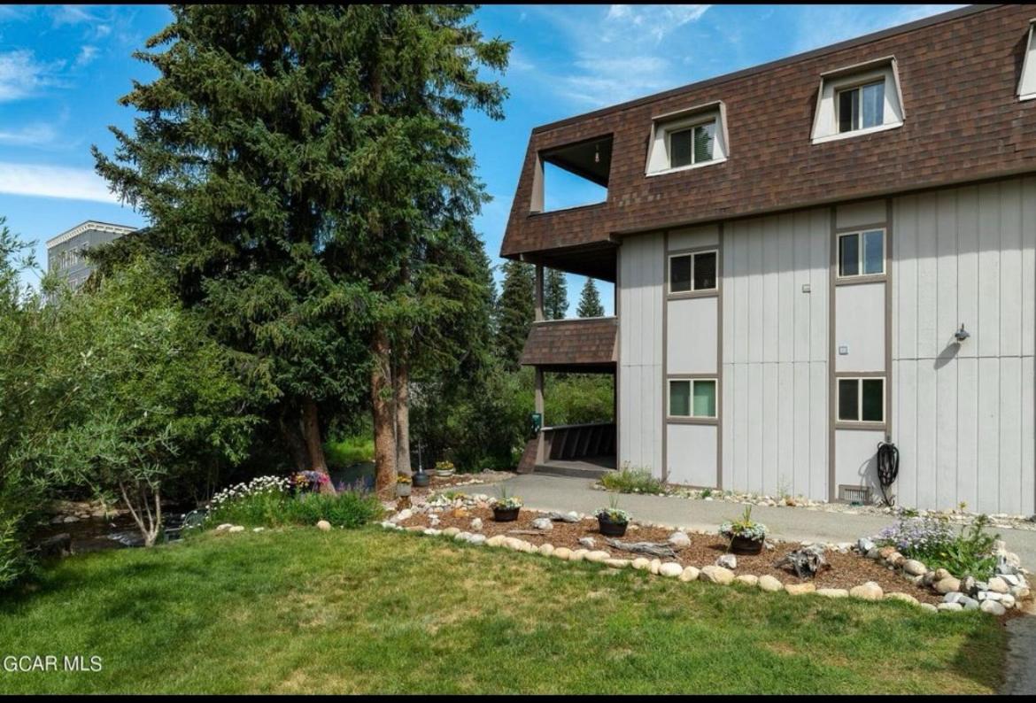 Riverfront Retreat Just 7 Minutes from the Resort, with a Hot Tub and Pool walk to downtown