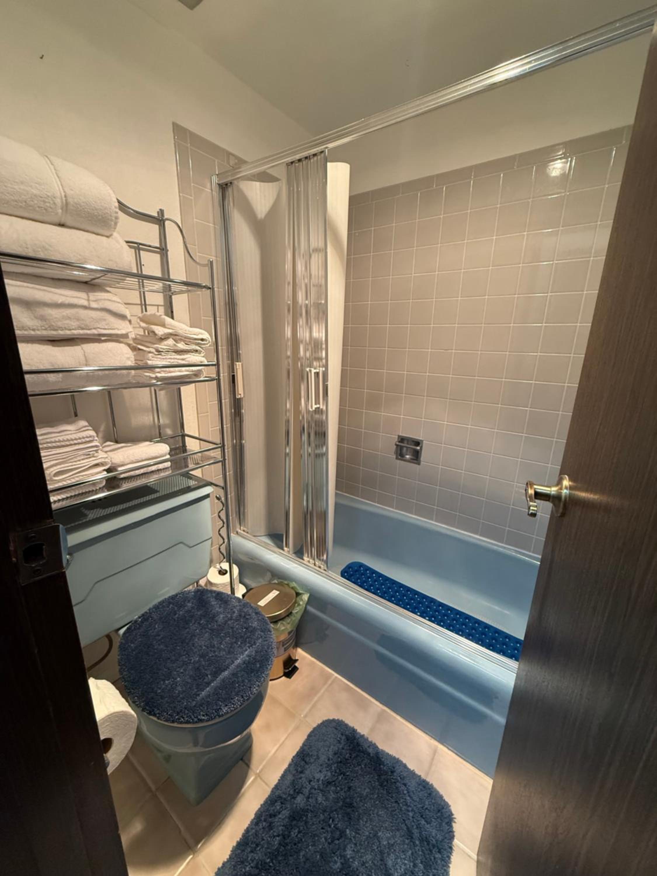 Riverfront Retreat Just 7 Minutes from the Resort, with a Hot Tub and Pool walk to downtown