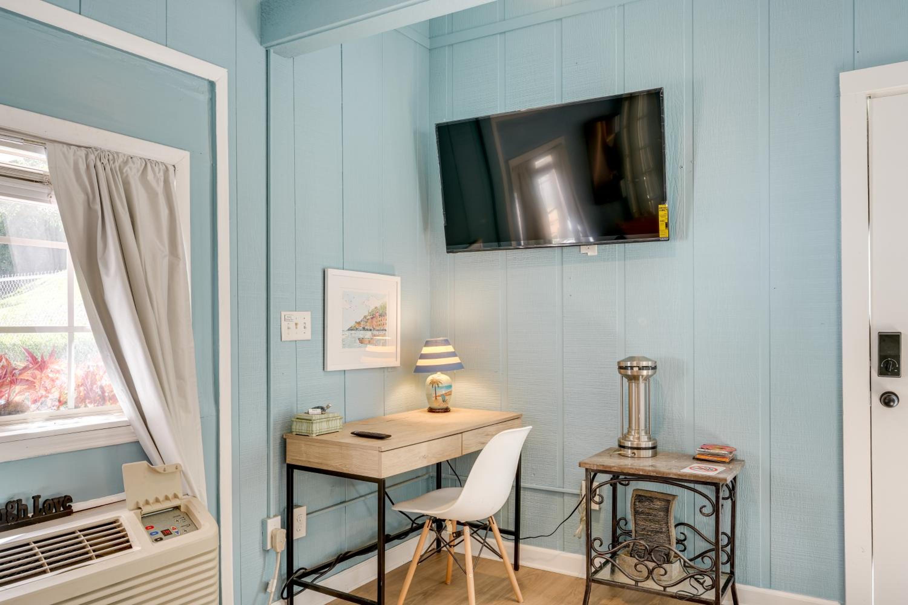 4 Mi to Downtown Chattanooga Vibrant Studio