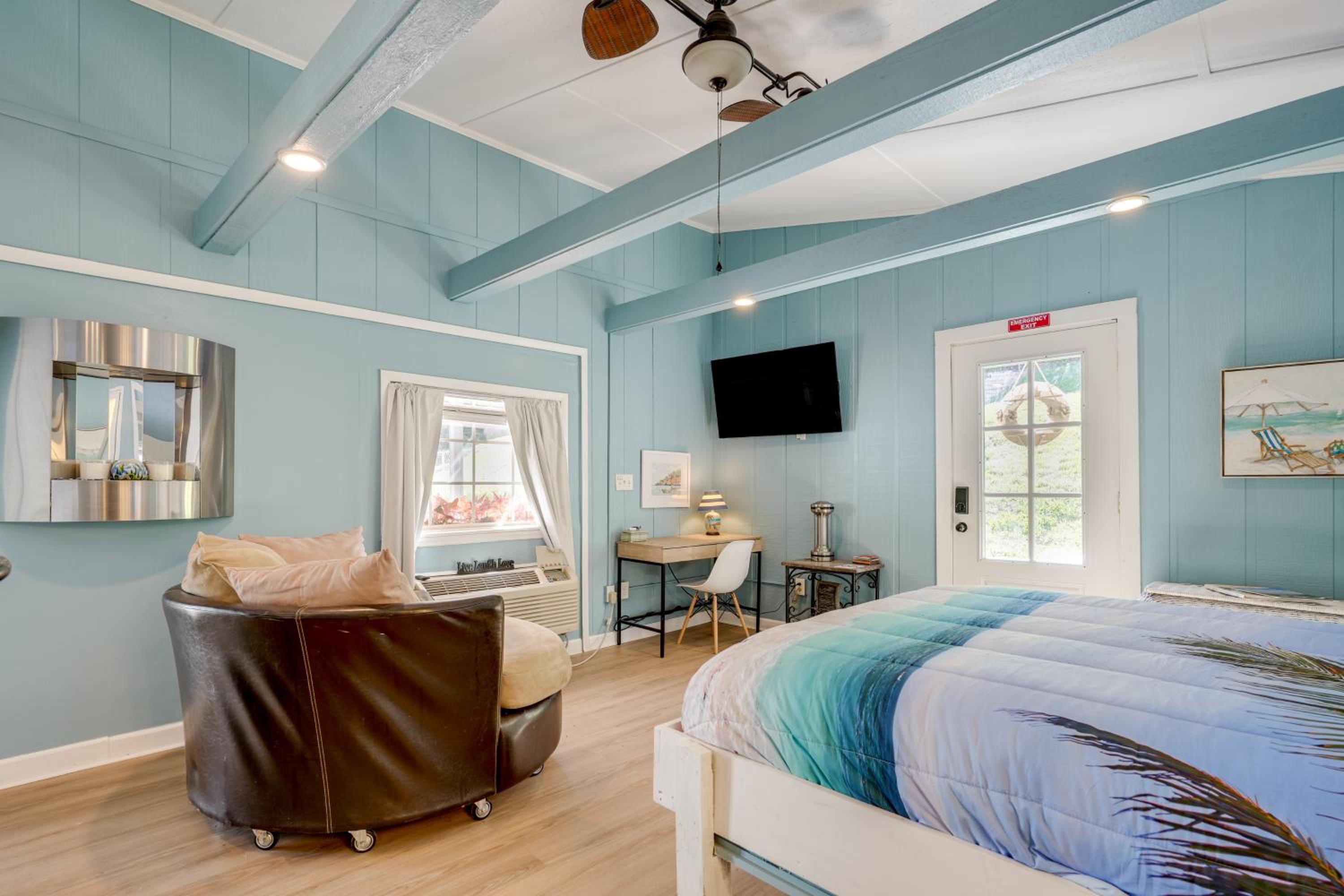 4 Mi to Downtown Chattanooga Vibrant Studio