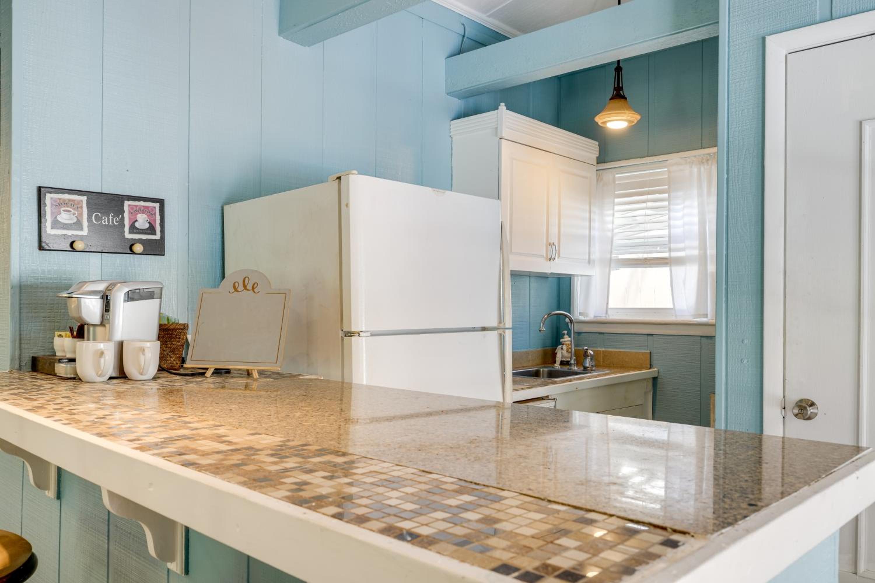 4 Mi to Downtown Chattanooga Vibrant Studio