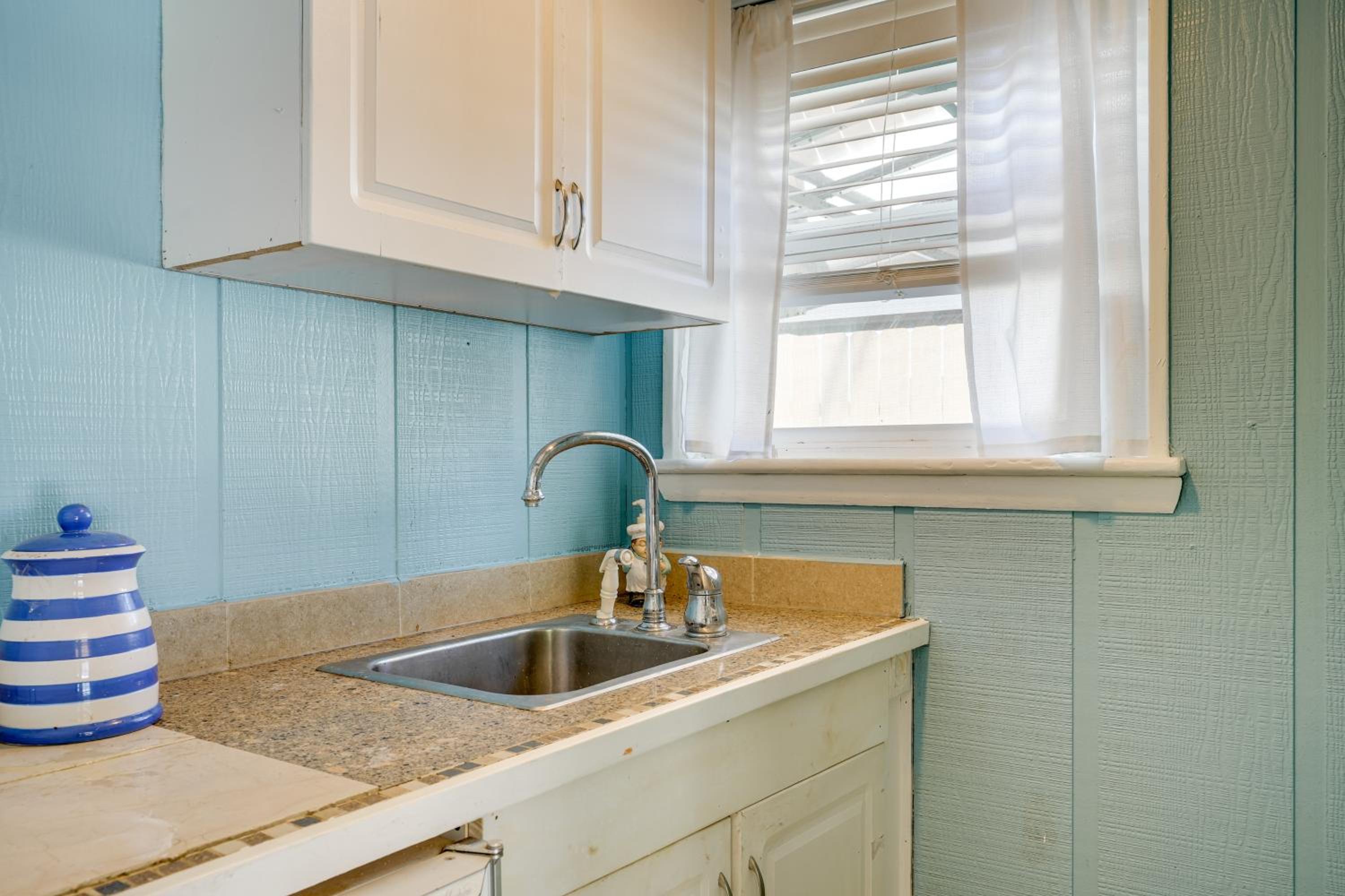 4 Mi to Downtown Chattanooga Vibrant Studio