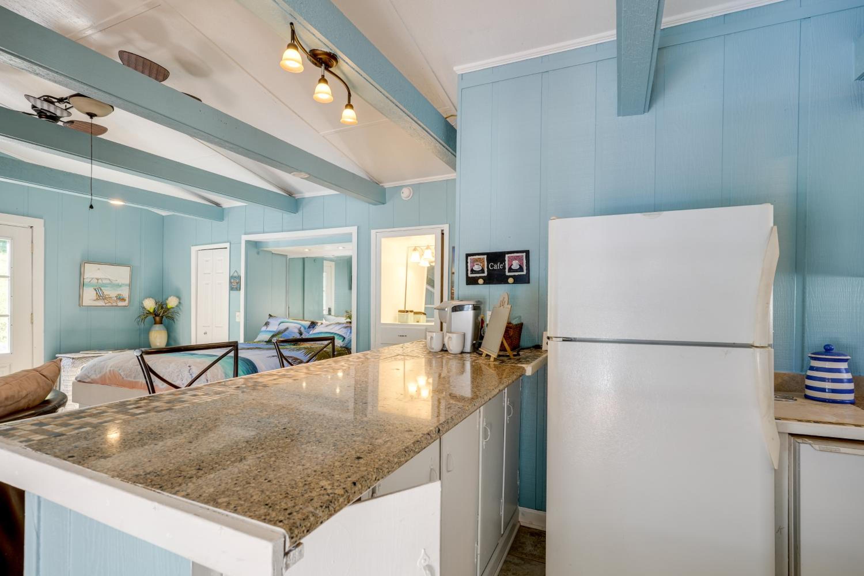 4 Mi to Downtown Chattanooga Vibrant Studio