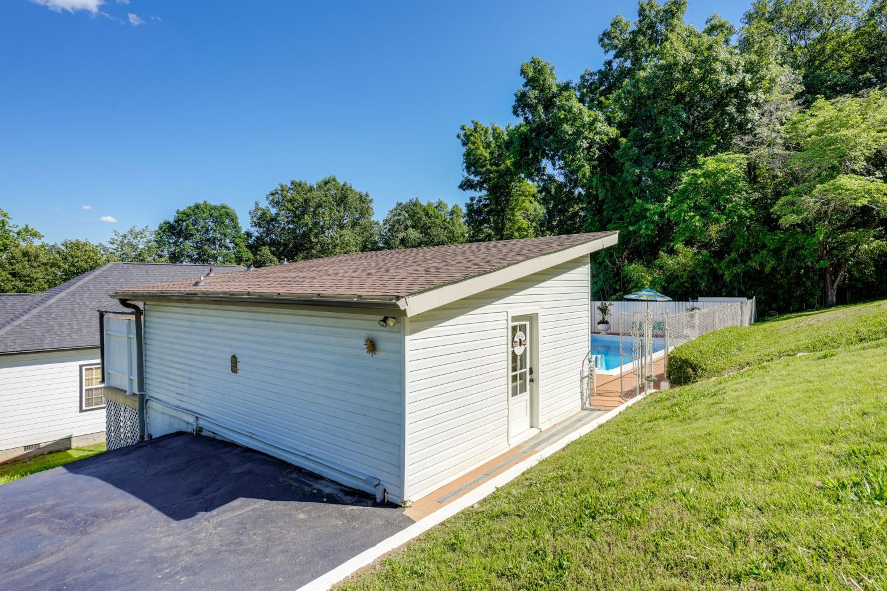 4 Mi to Downtown Chattanooga Vibrant Studio