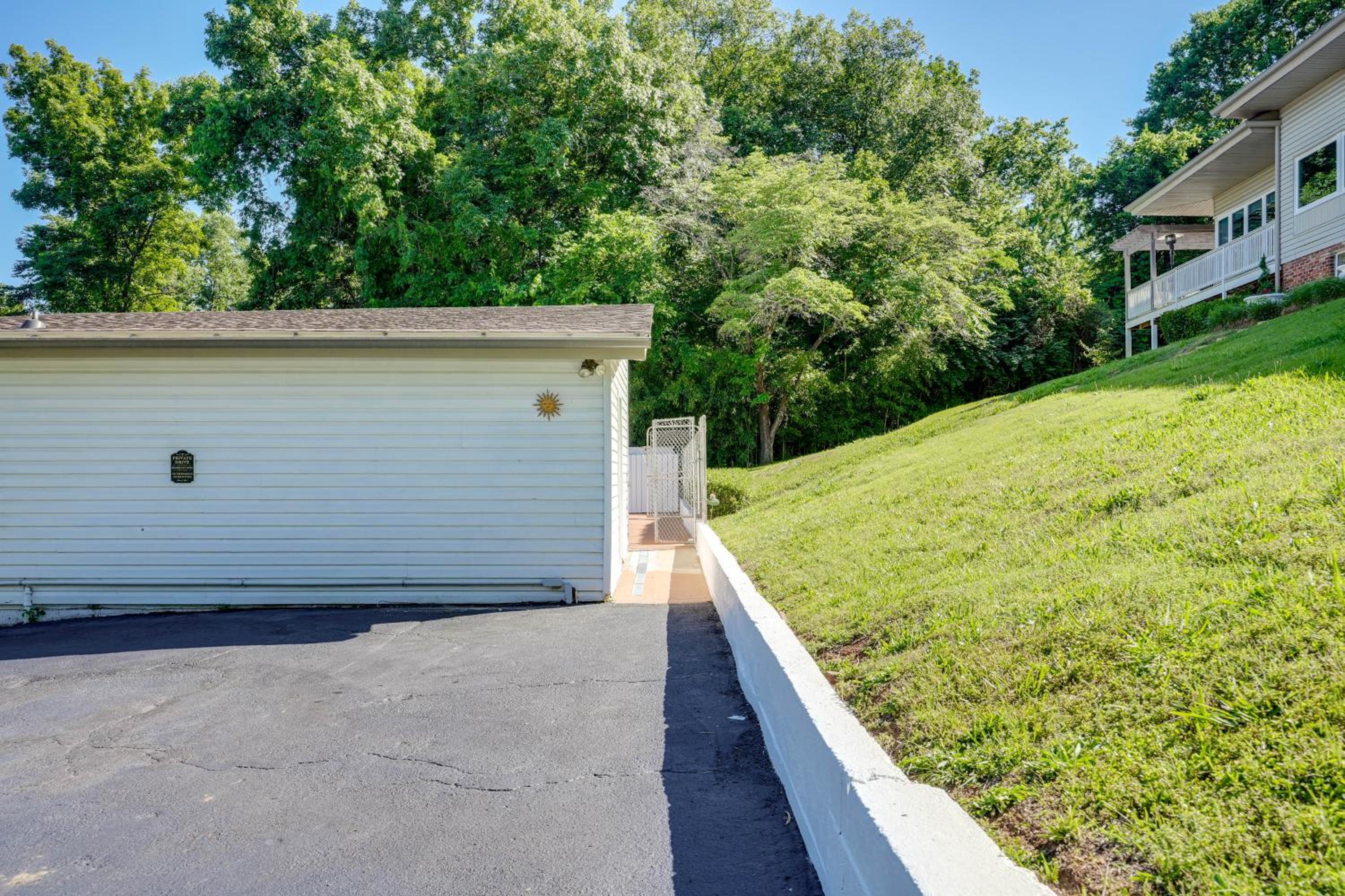 4 Mi to Downtown Chattanooga Vibrant Studio