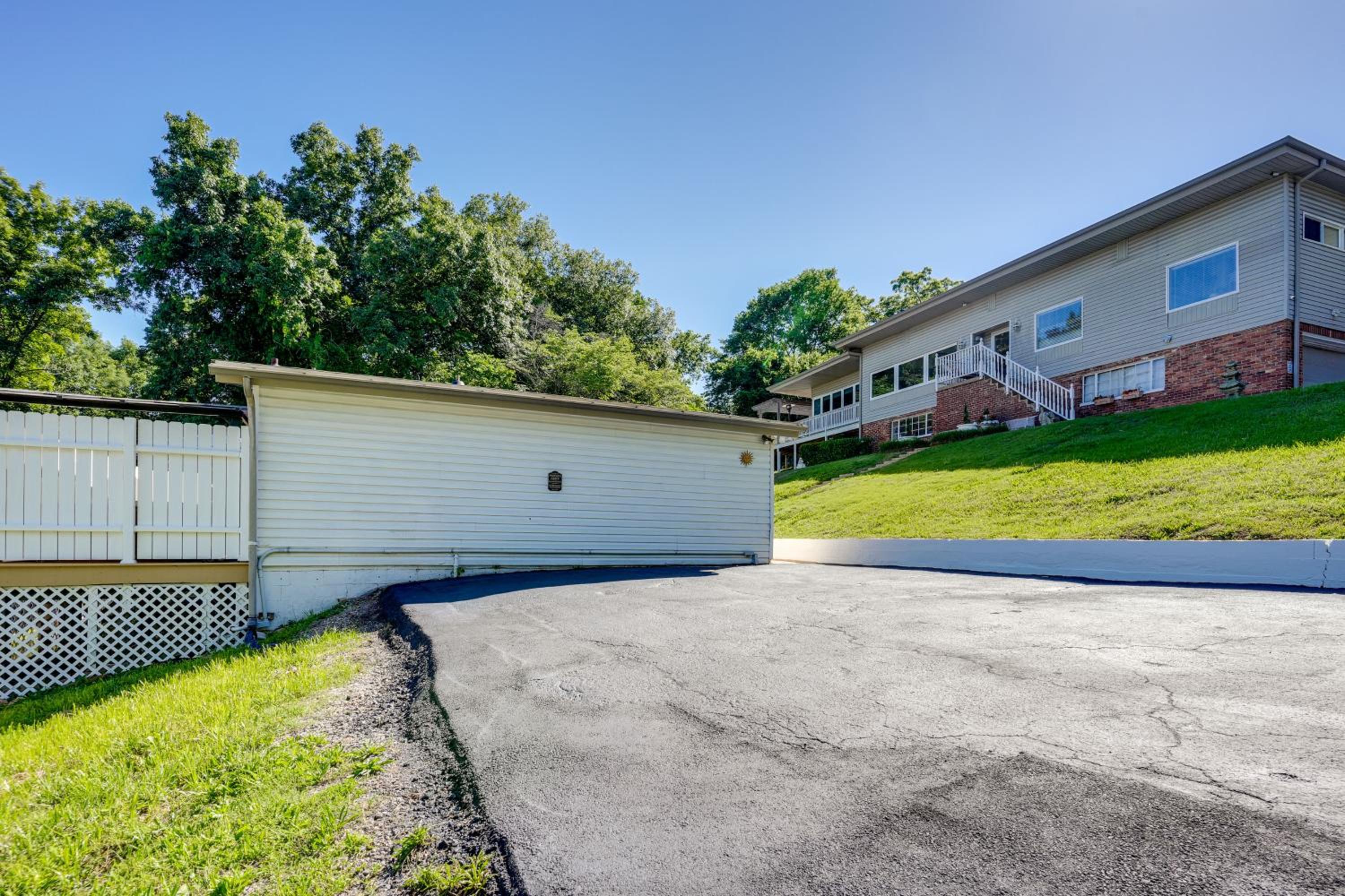 4 Mi to Downtown Chattanooga Vibrant Studio