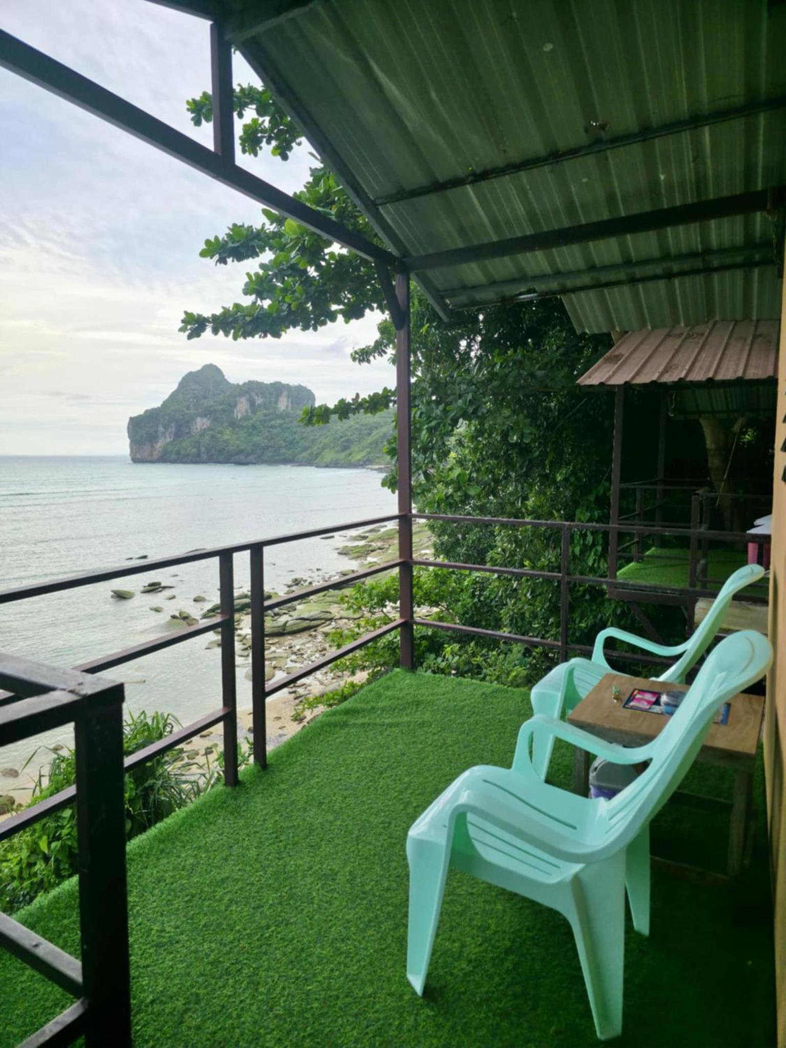 Phi Phi Seaside Bungalow