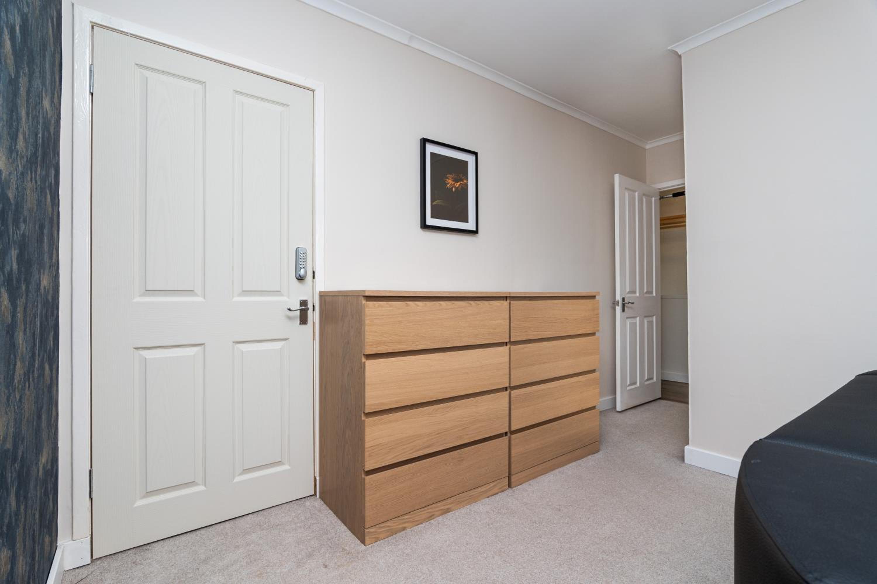 3 Bed House-Free Parking