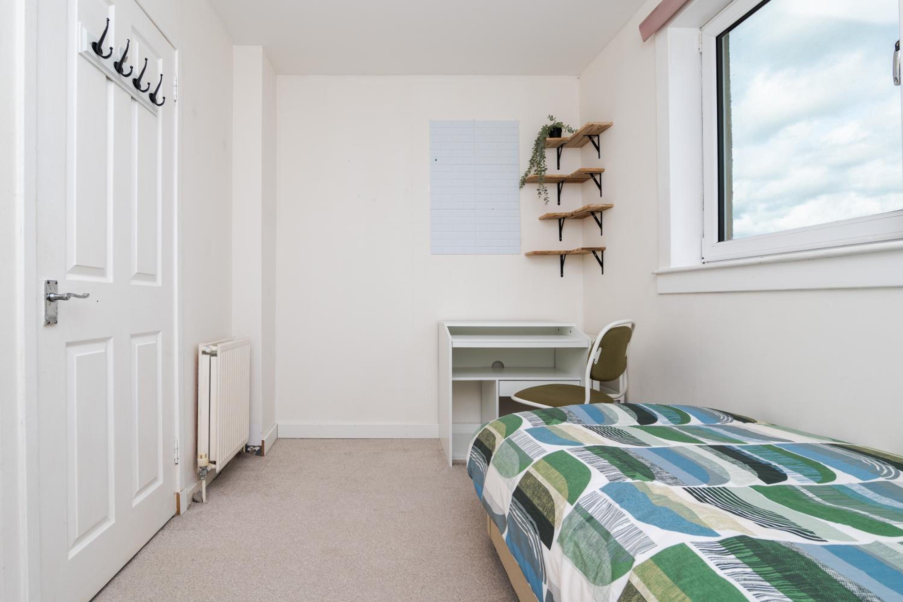 3 Bed House-Free Parking
