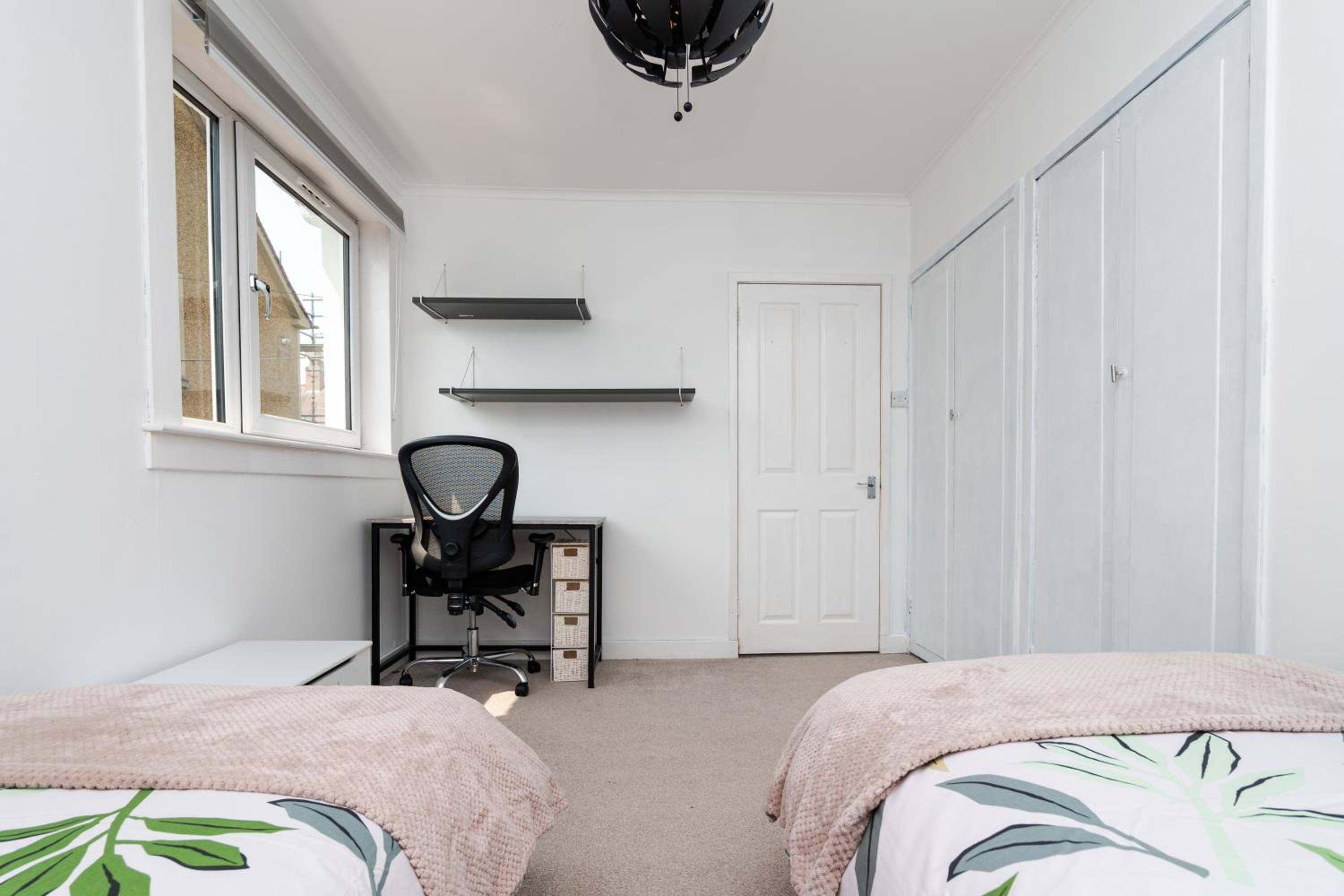 3 Bed House-Free Parking