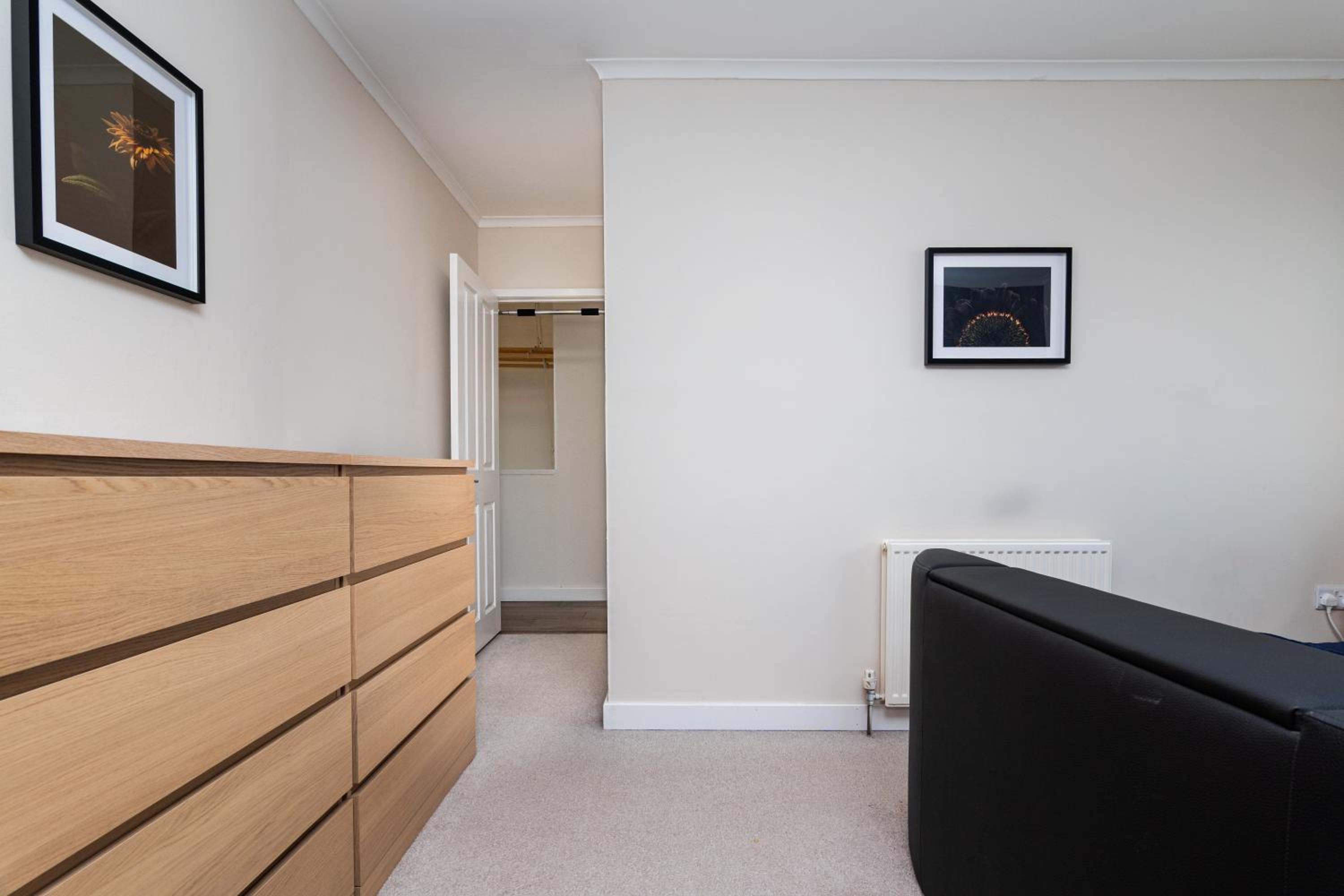 3 Bed House-Free Parking