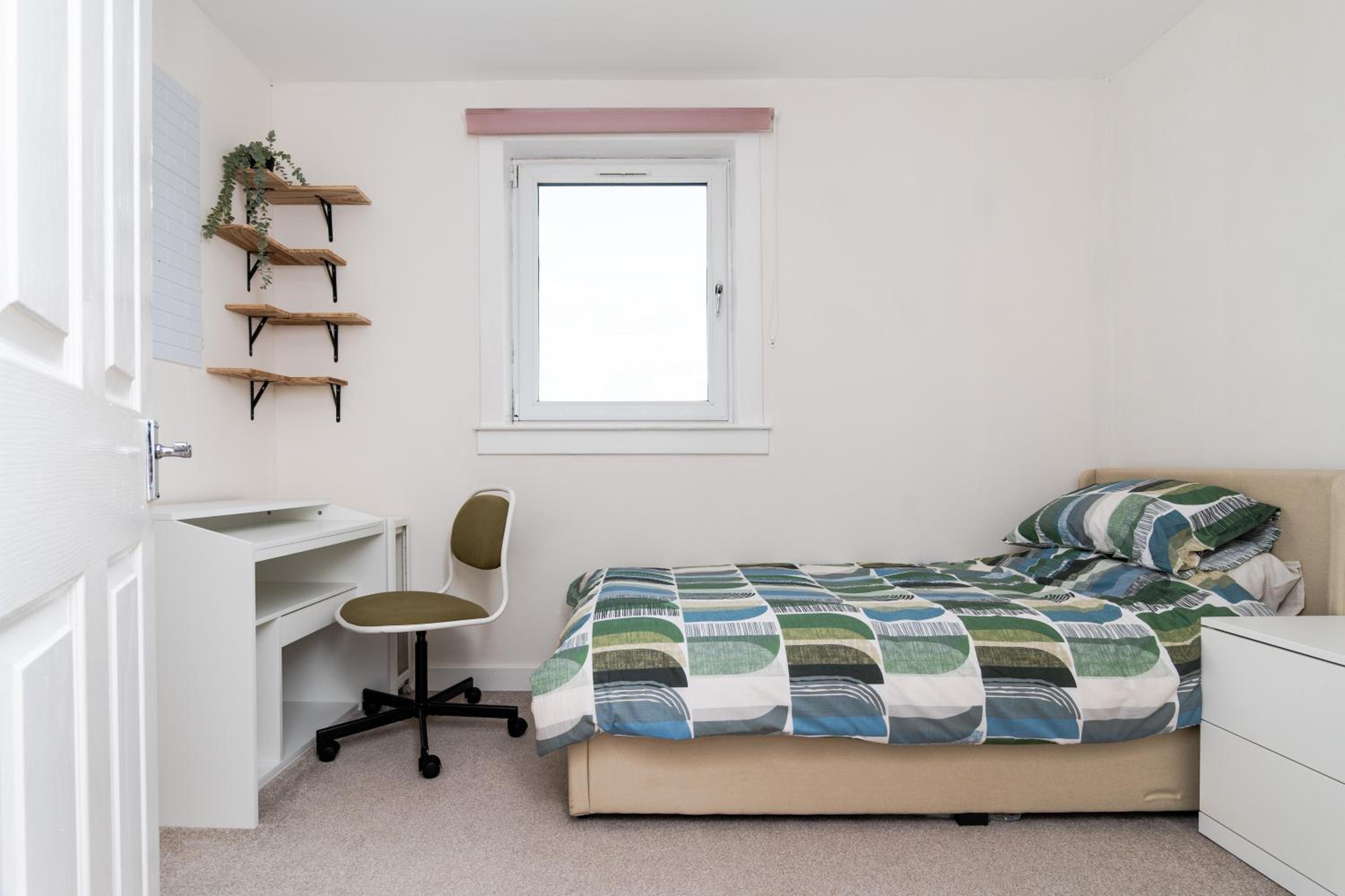 3 Bed House-Free Parking