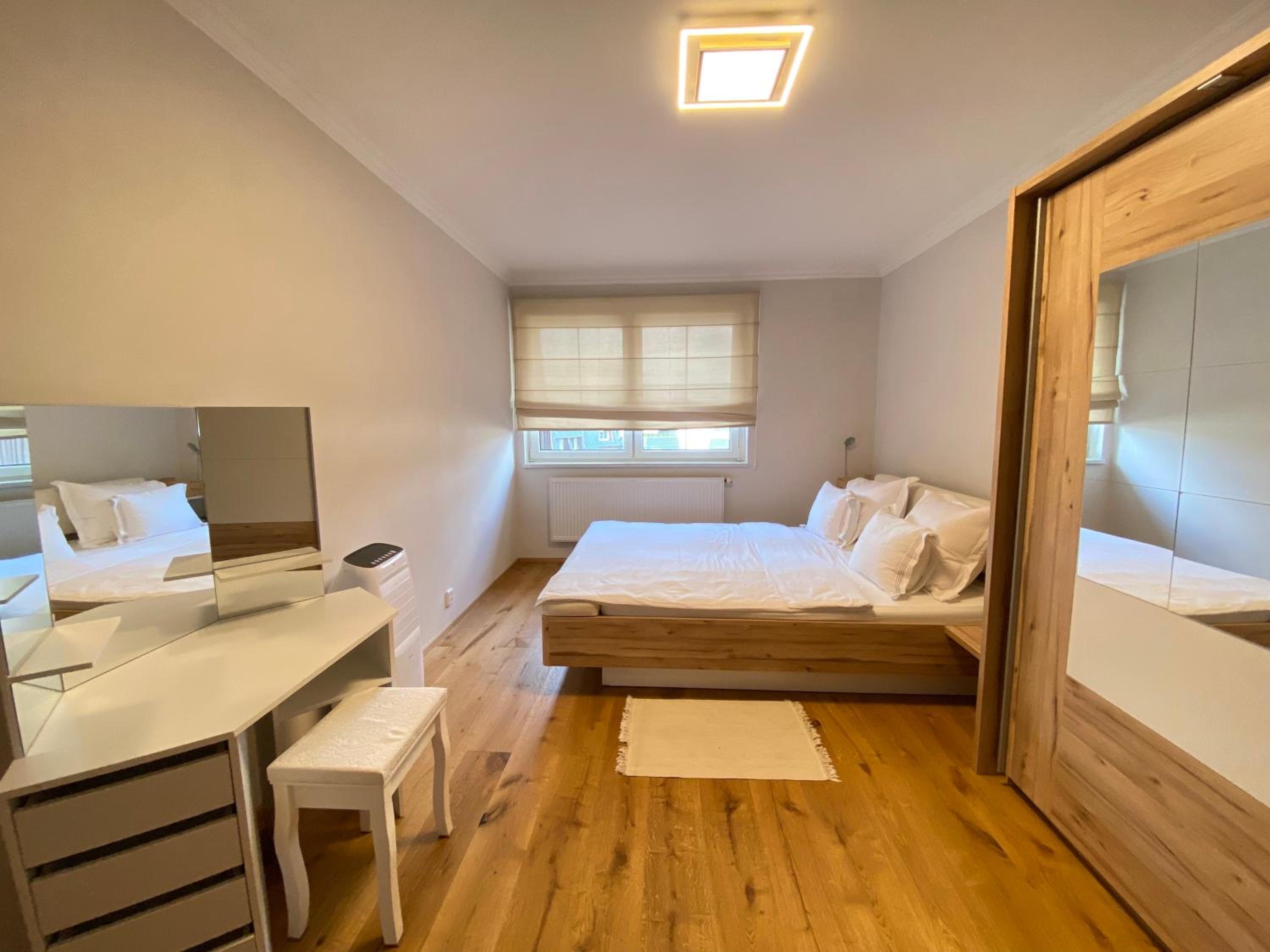 Light & Wood Design - 89 m2 Apartment in Prague